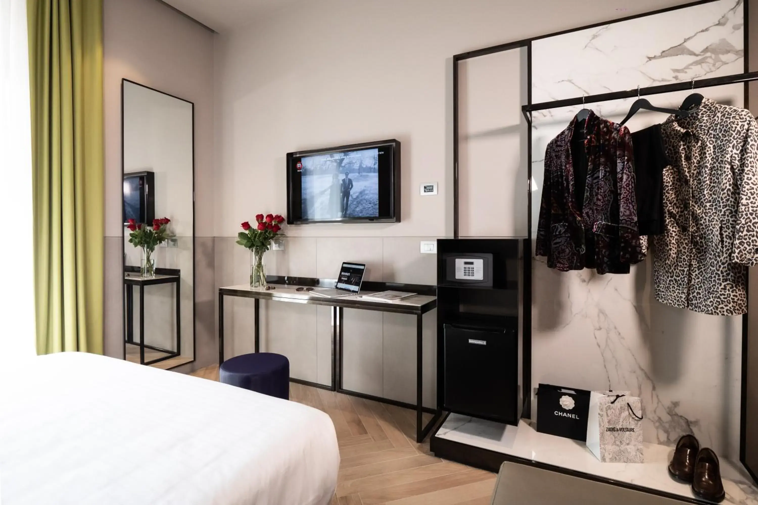 Bedroom, TV/Entertainment Center in Heart Hotel Milano