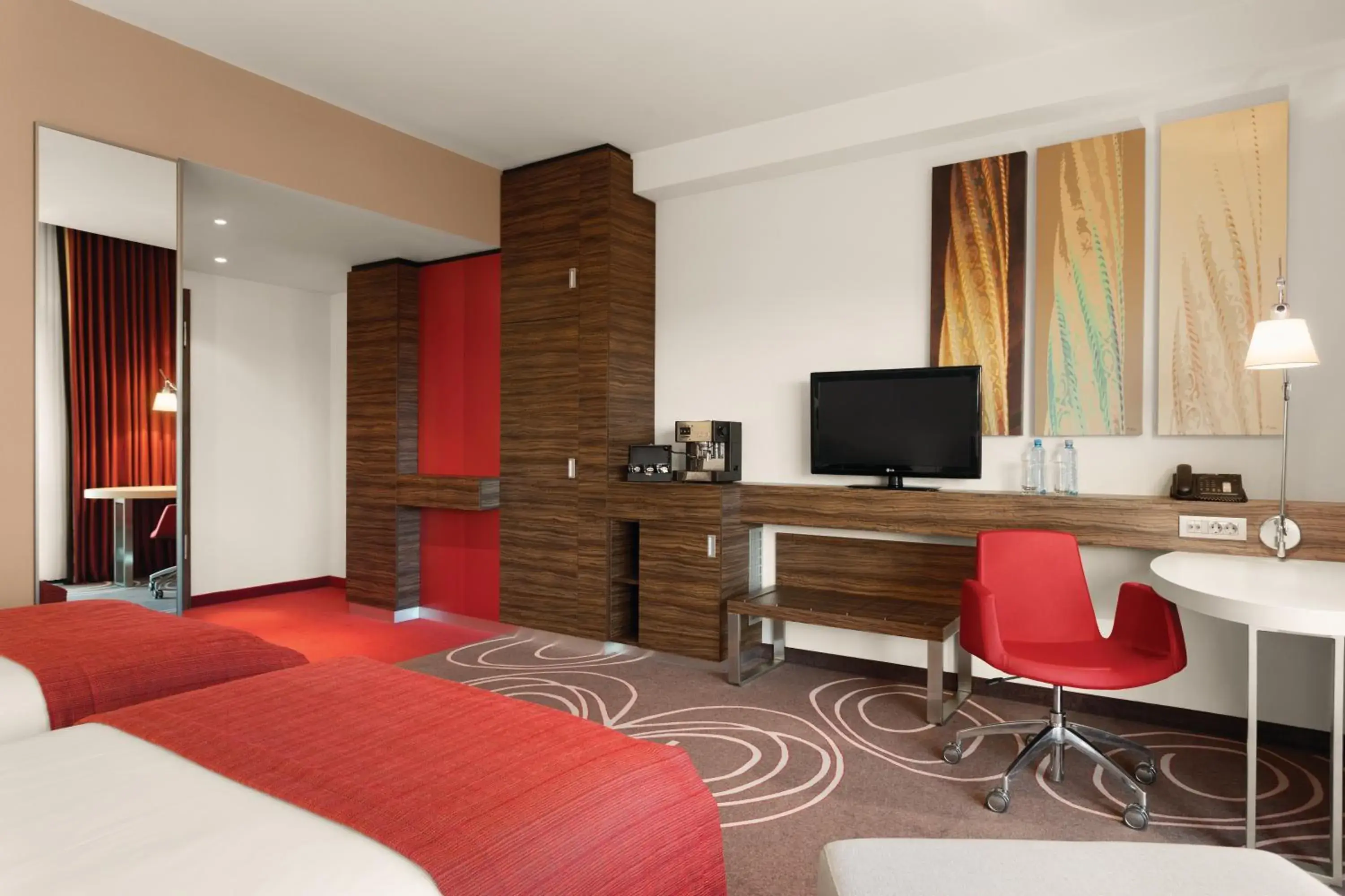 TV and multimedia, Bed in Hotel Ramada Pitesti TV and multimedia, Bed in Hotel Ramada Pitesti