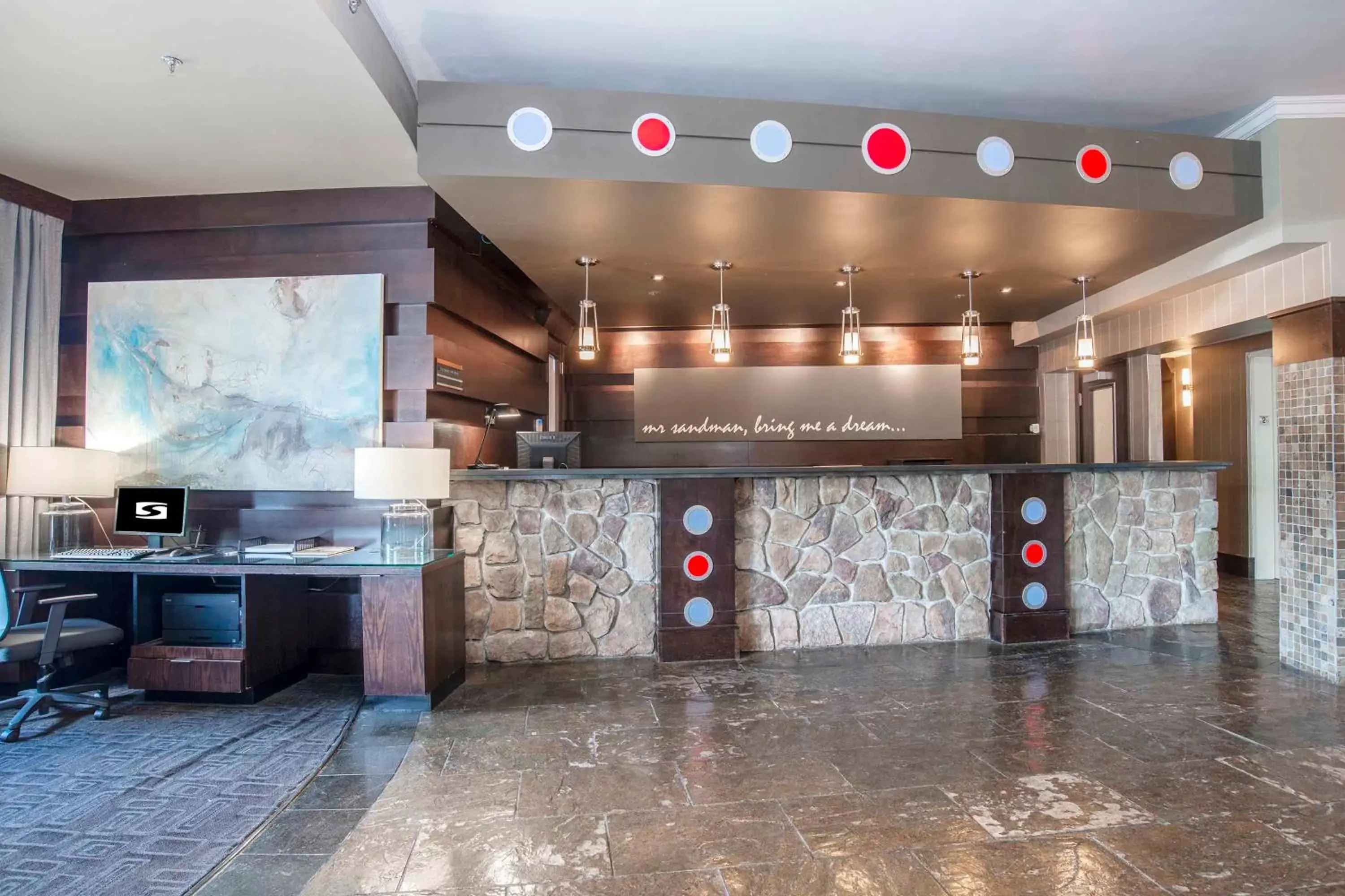 Lobby or reception, Kitchen/Kitchenette in Sandman Hotel & Suites Kelowna