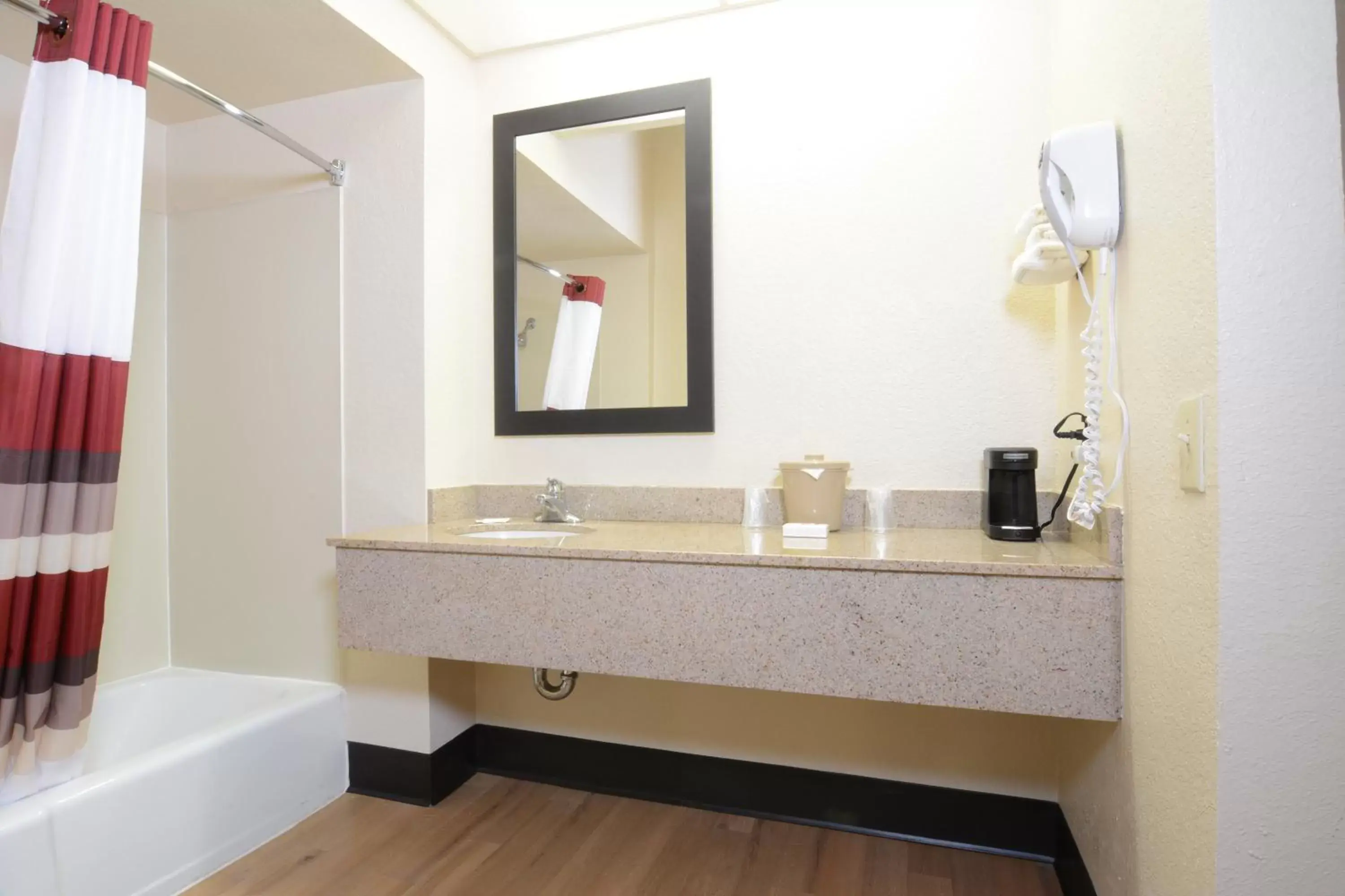 Bathroom in Red Roof Inn San Dimas - Fairplex