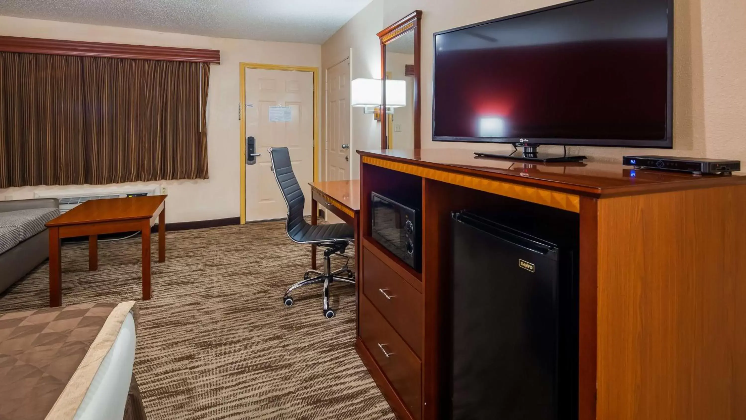 Photo of the whole room, TV/Entertainment Center in Best Western Executive Inn