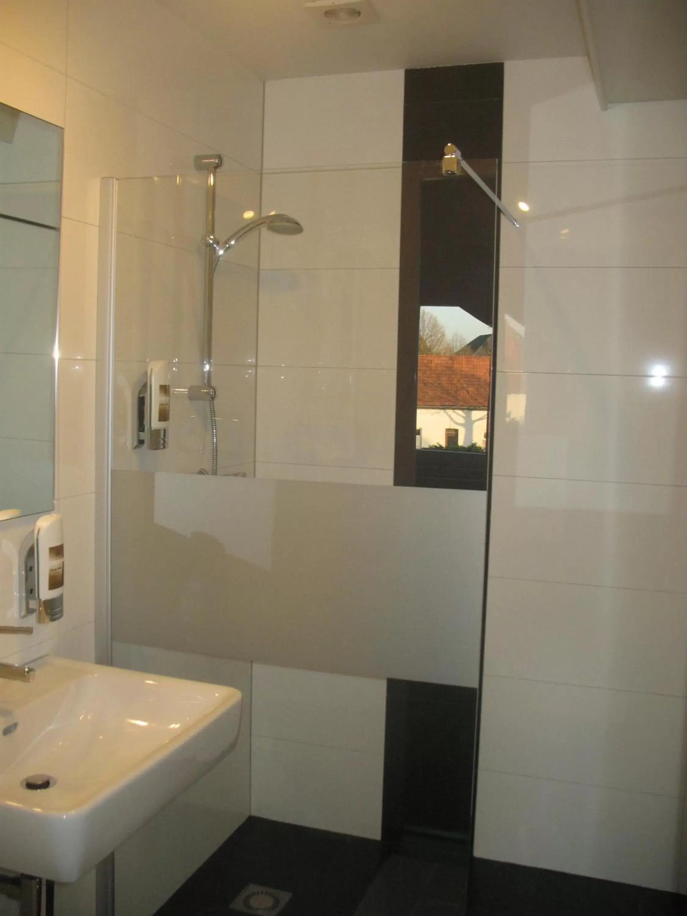 Shower, Bathroom in Hotel Restaurant Roerdalen