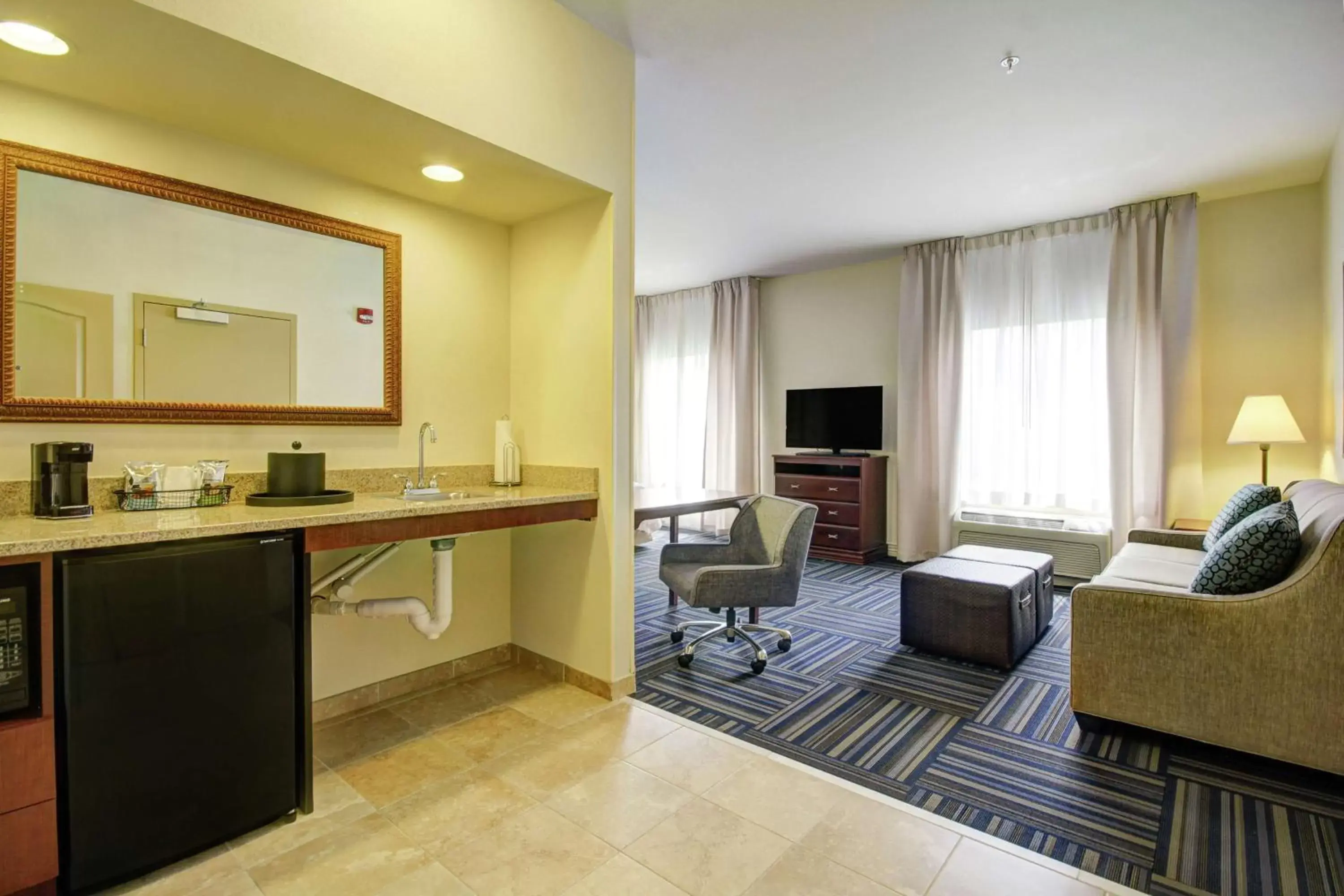 Bedroom, Seating Area in Hampton Inn and Suites Alexandria