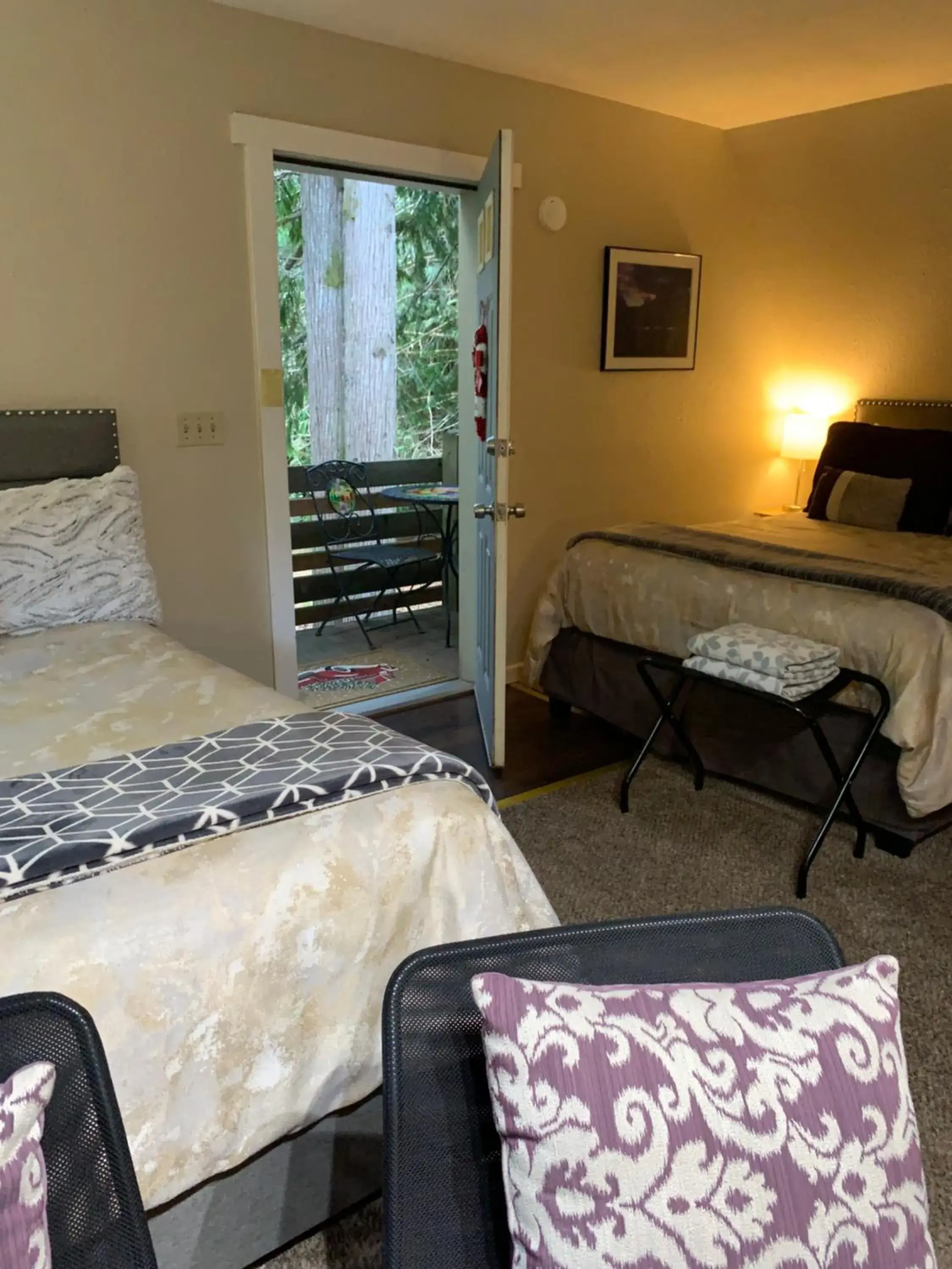 Bedroom, Bed in Mountain Meadows Inn