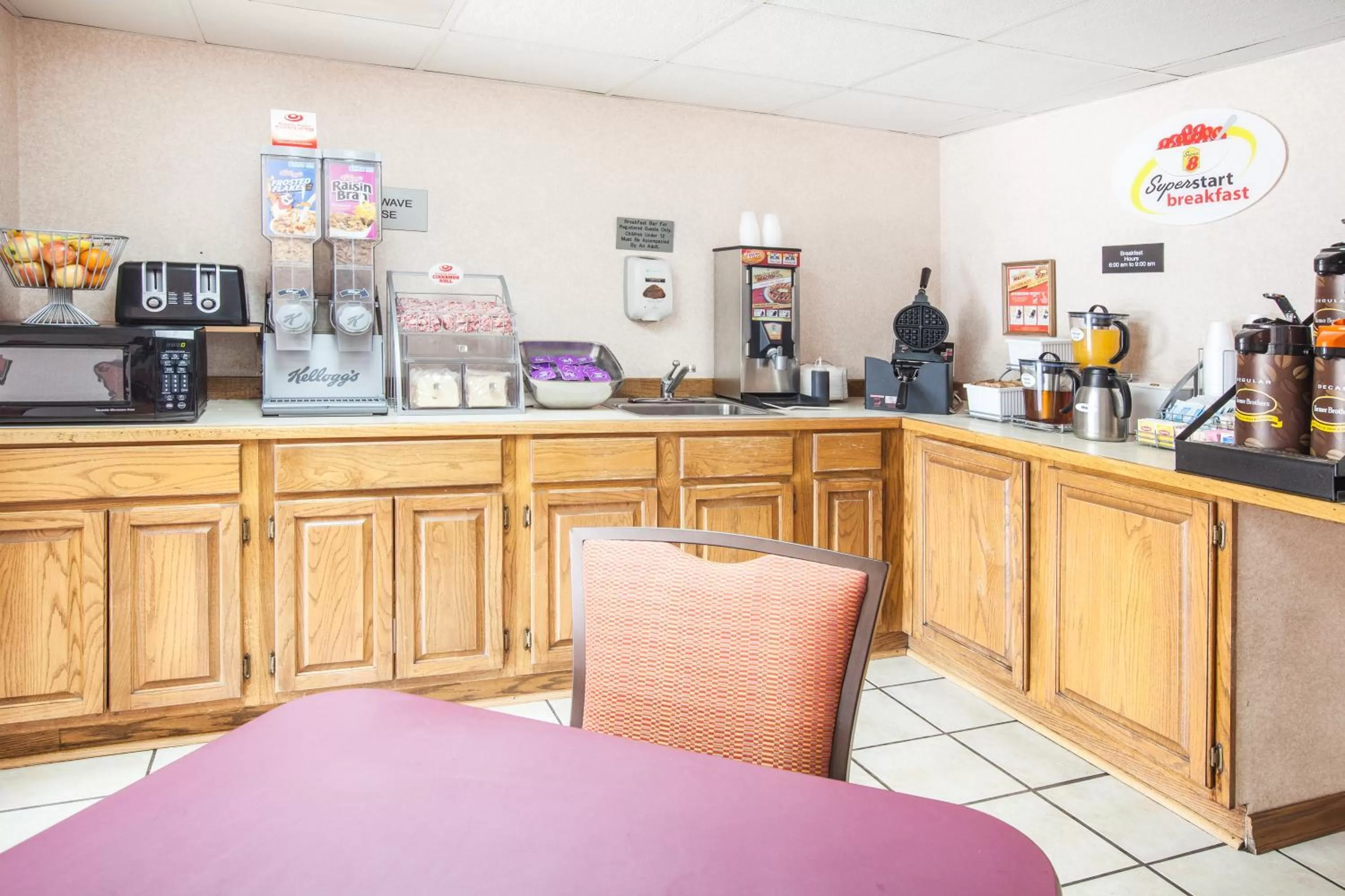 Dining area in Super 8 by Wyndham Clinton