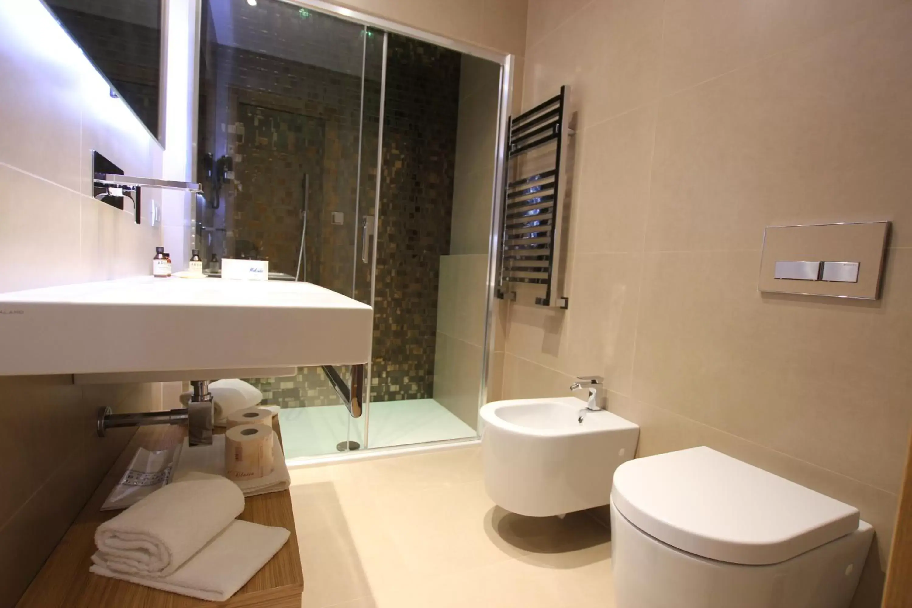 Shower, Bathroom in Mokinba Hotels Baviera