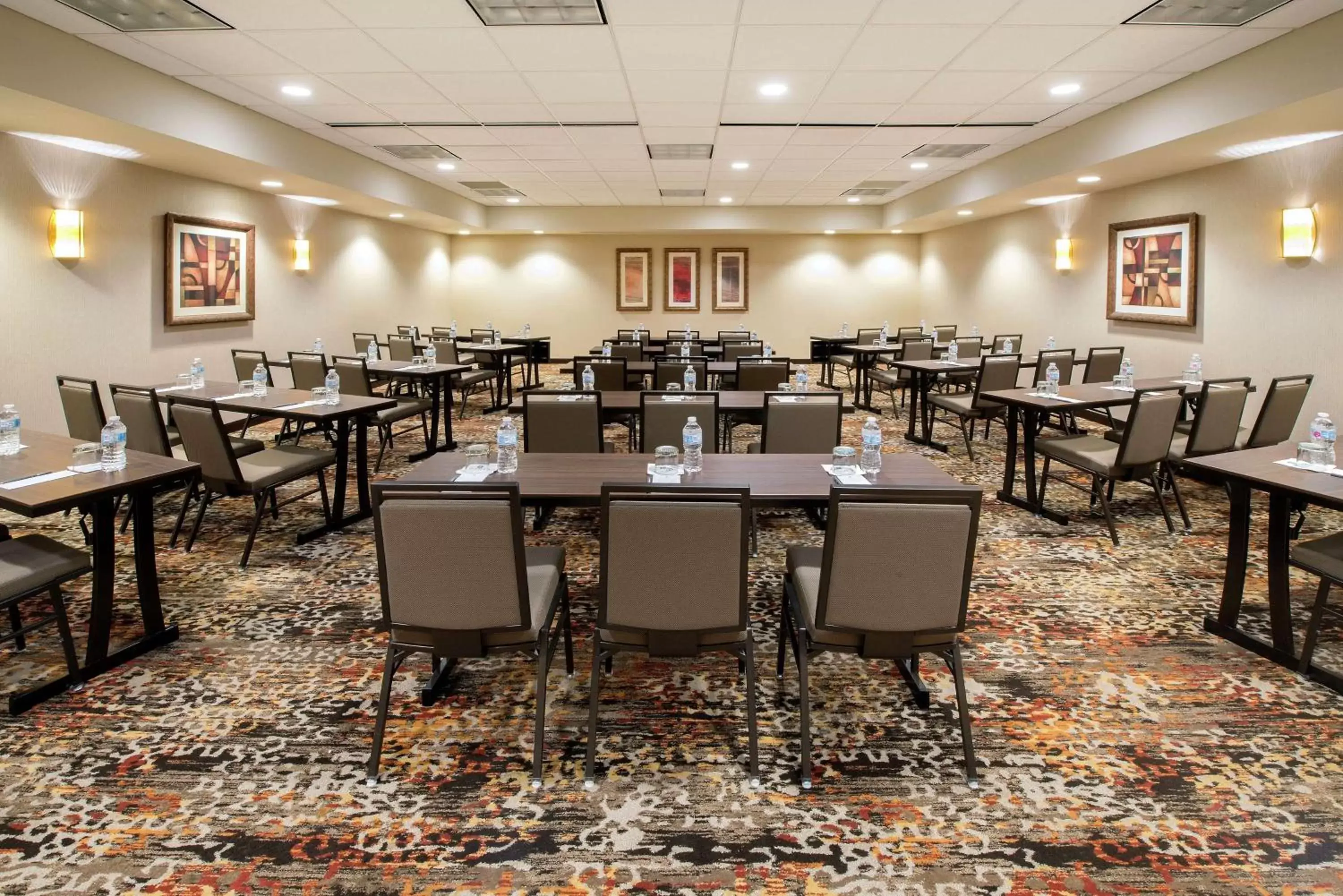 Meeting/conference room, Restaurant/Places to Eat in Embassy Suites Huntsville