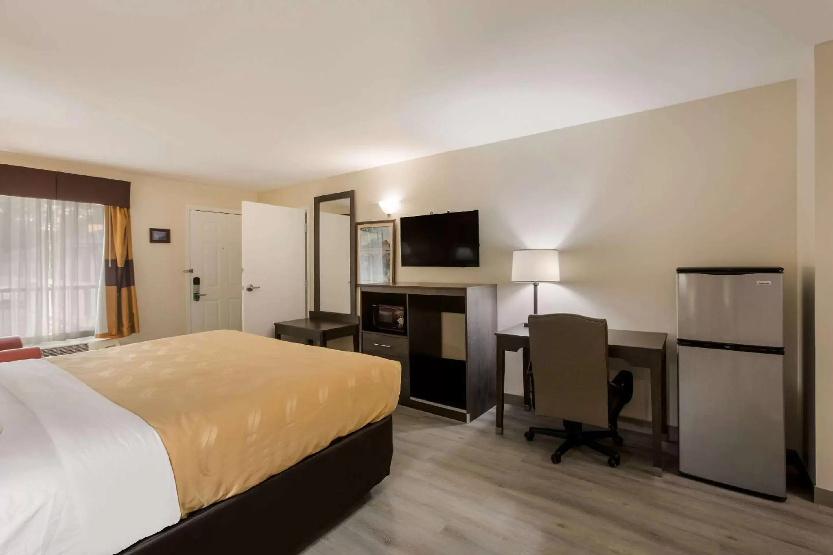 Bedroom, TV/Entertainment Center in Quality Inn & Suites near Lake Oconee