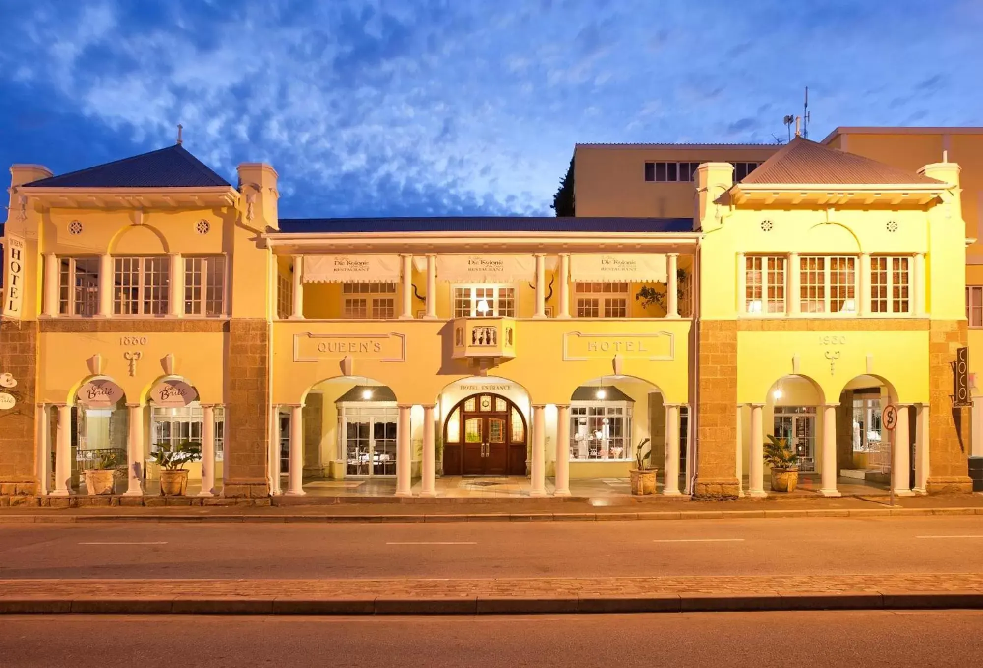 Facade/entrance, Property Building in Queens Hotel by BON Hotels