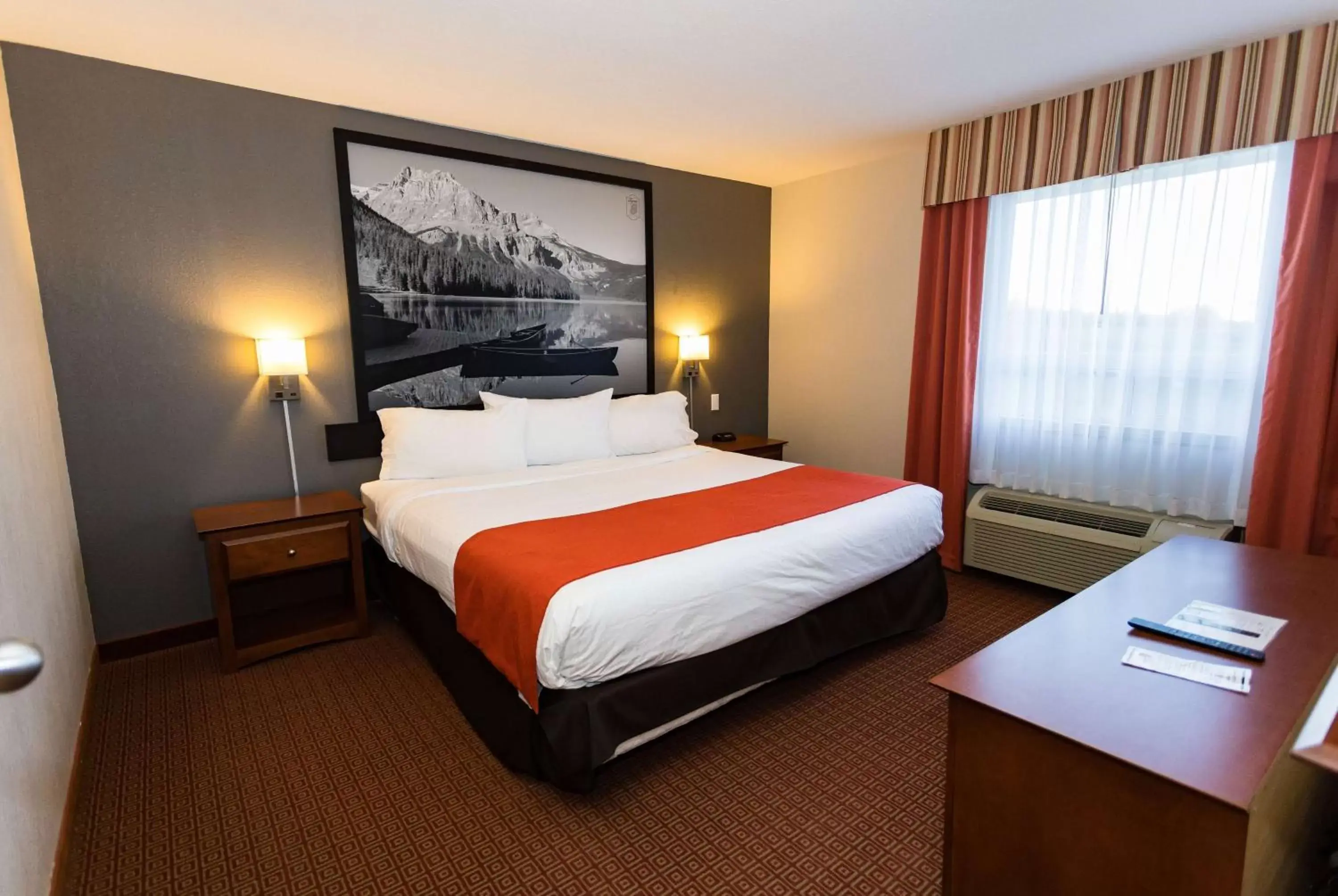  King Suite in Super 8 by Wyndham Drayton Valley