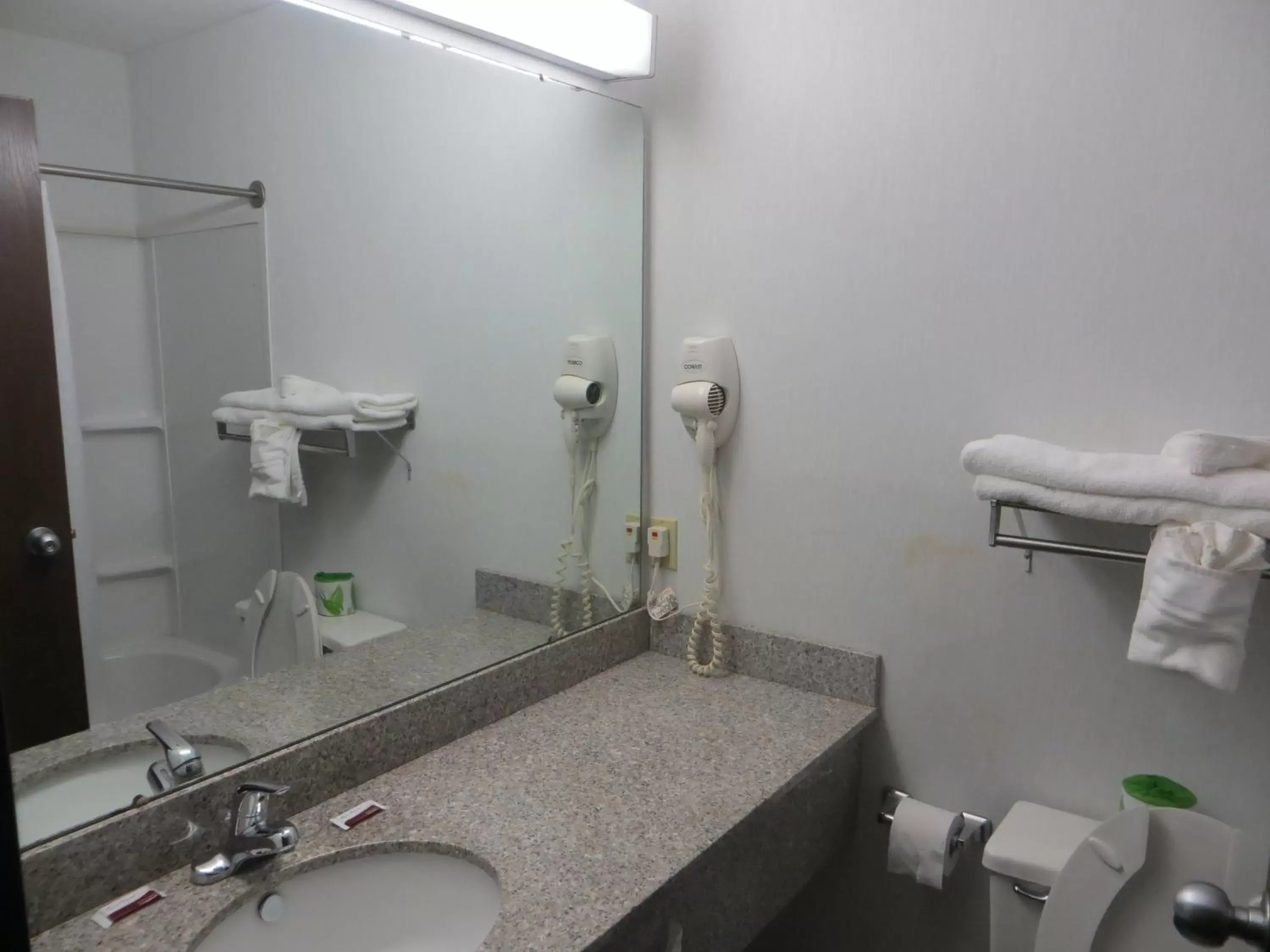 Bathroom in Americourt Hotel and Suites - Elizabethton