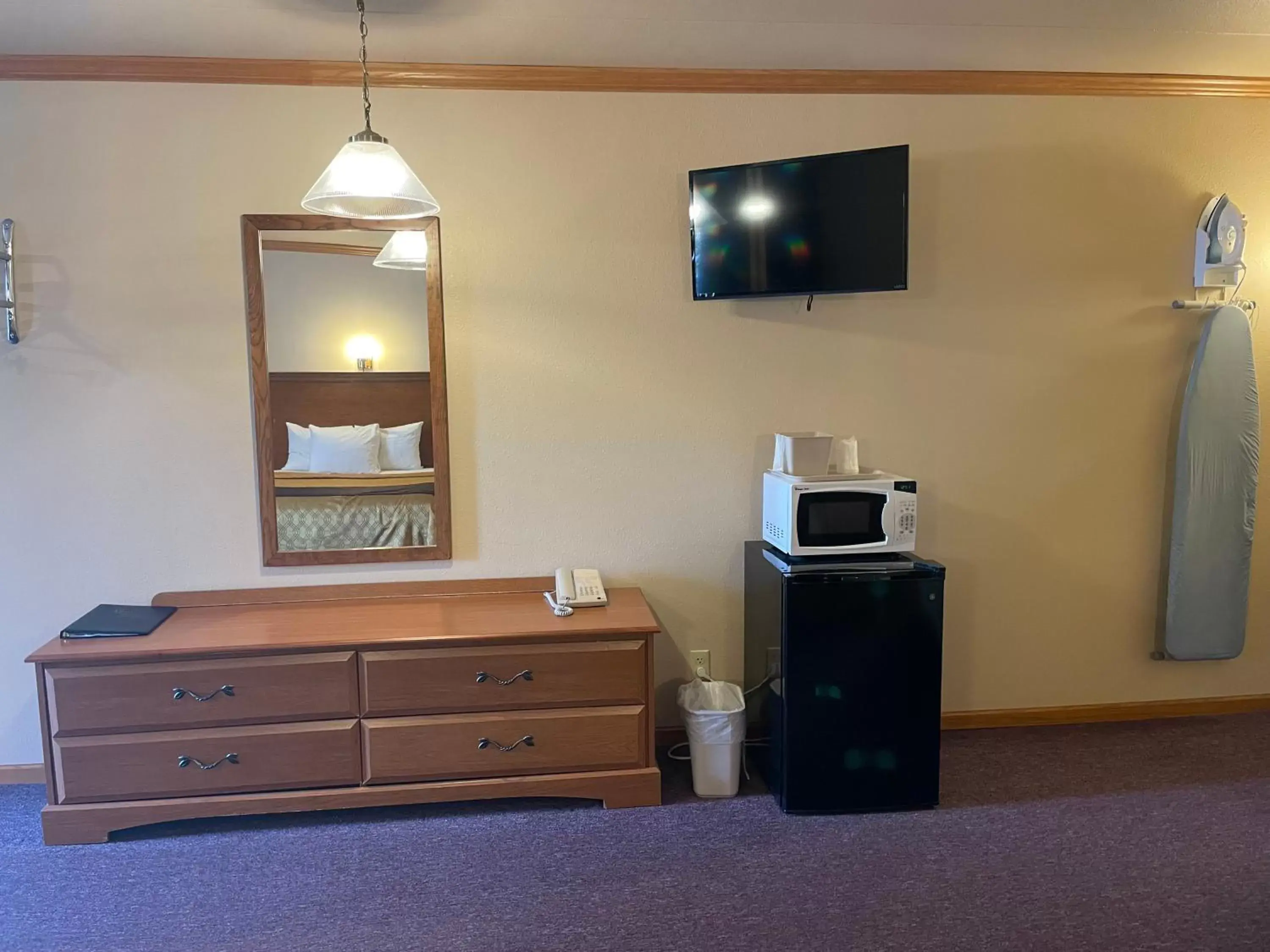 TV and multimedia, TV/Entertainment Center in Amber's Inn and Suites