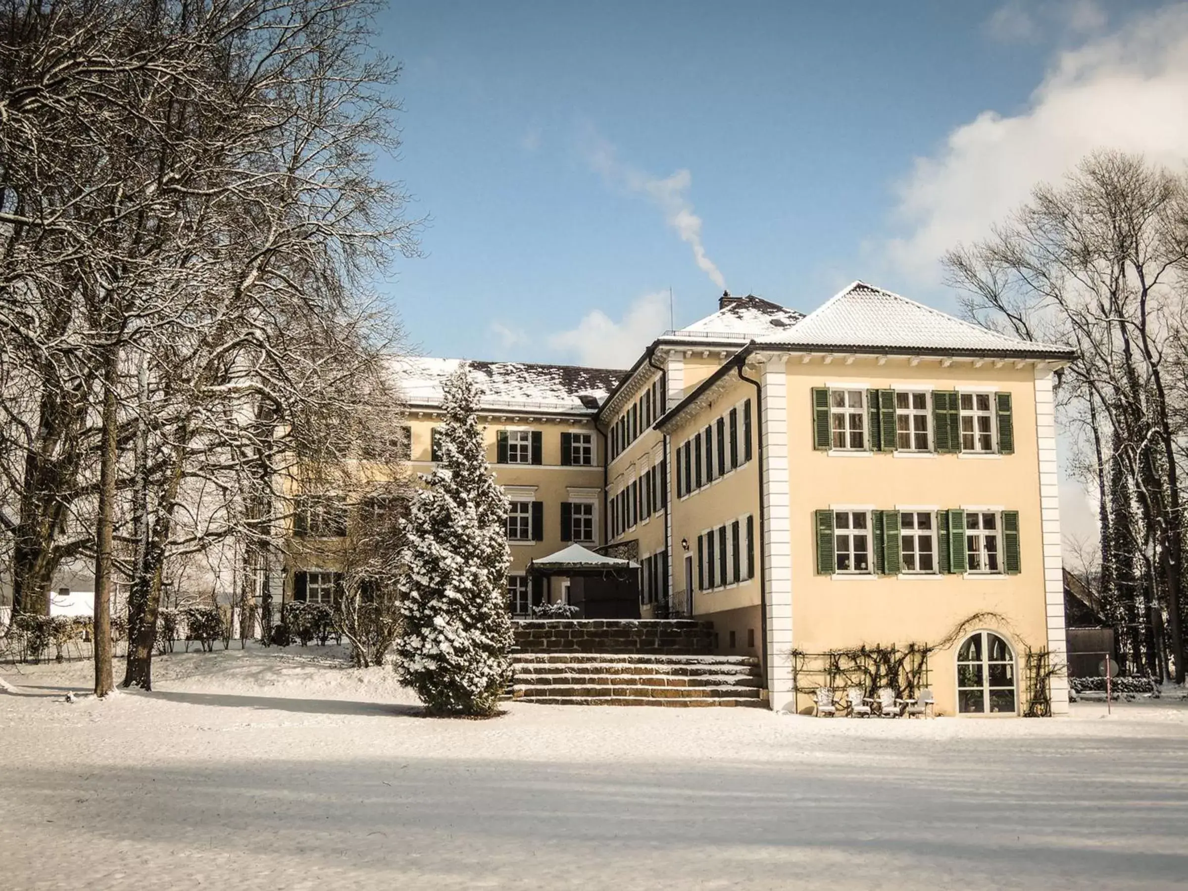 Facade/entrance, Winter in Schloss Burgellern