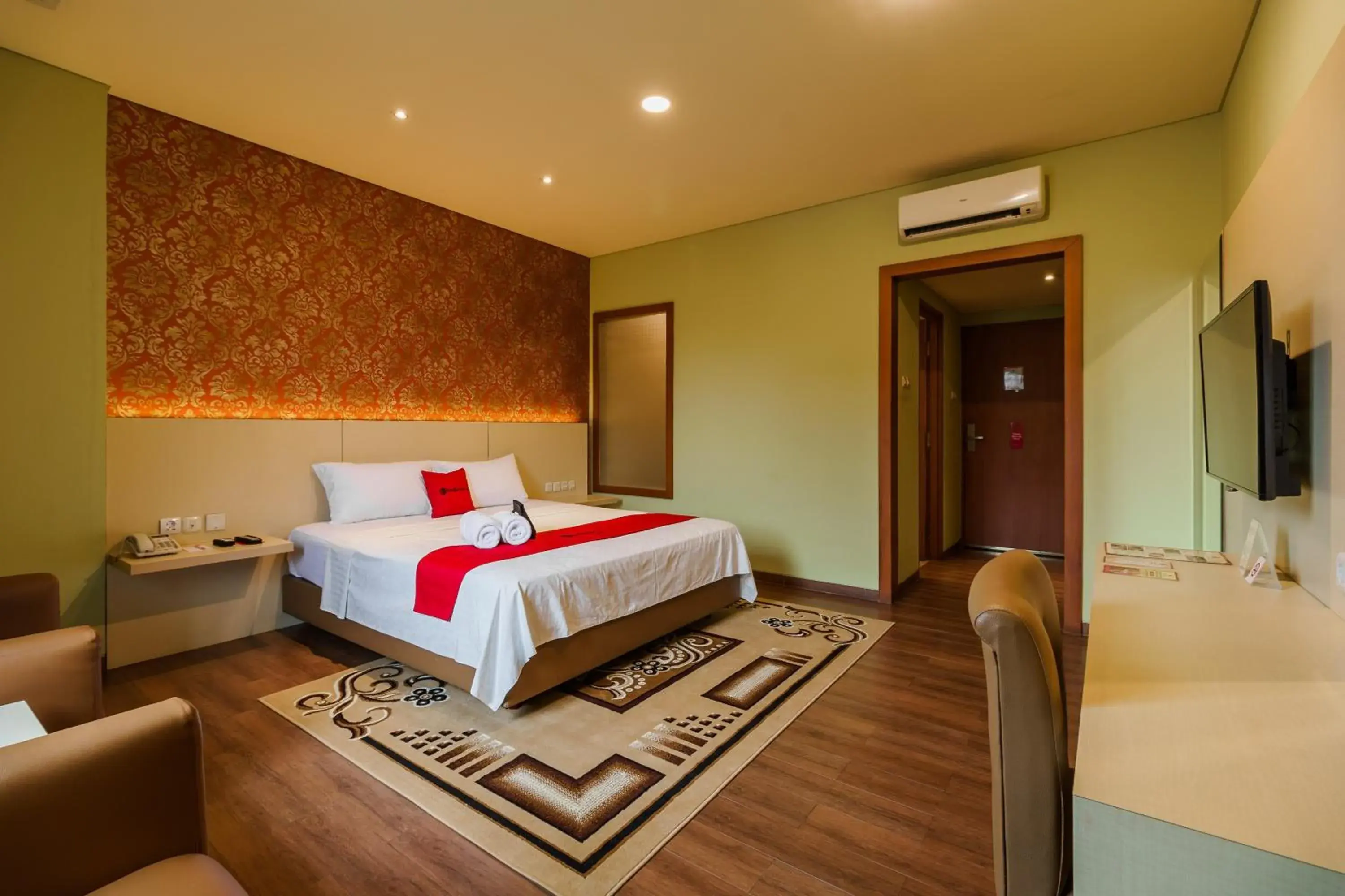 Bedroom, Bed in RedDoorz Plus near Dunia Fantasi Ancol
