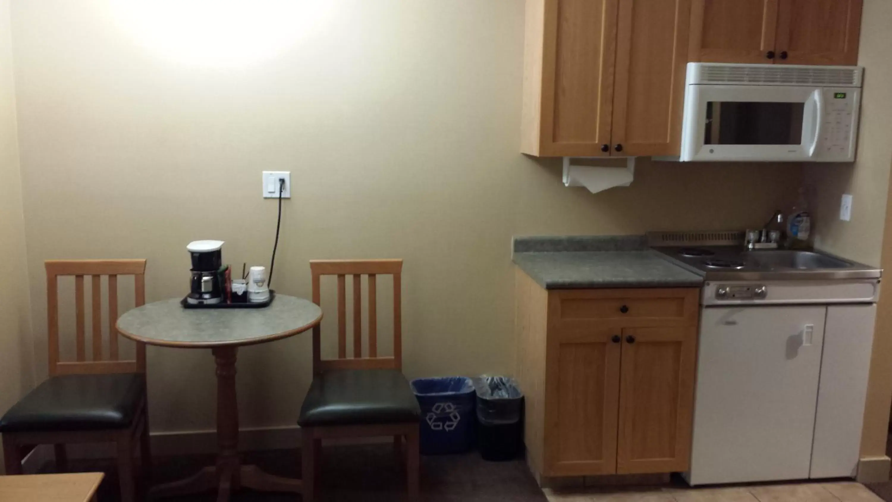 Kitchen or kitchenette, Kitchen/Kitchenette in Days Inn & Suites by Wyndham West Edmonton