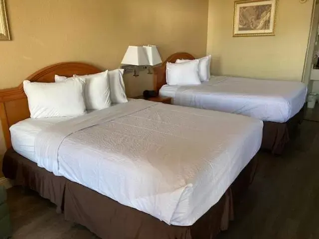 Bed in Days Inn & Suites by Wyndham Pigeon Forge