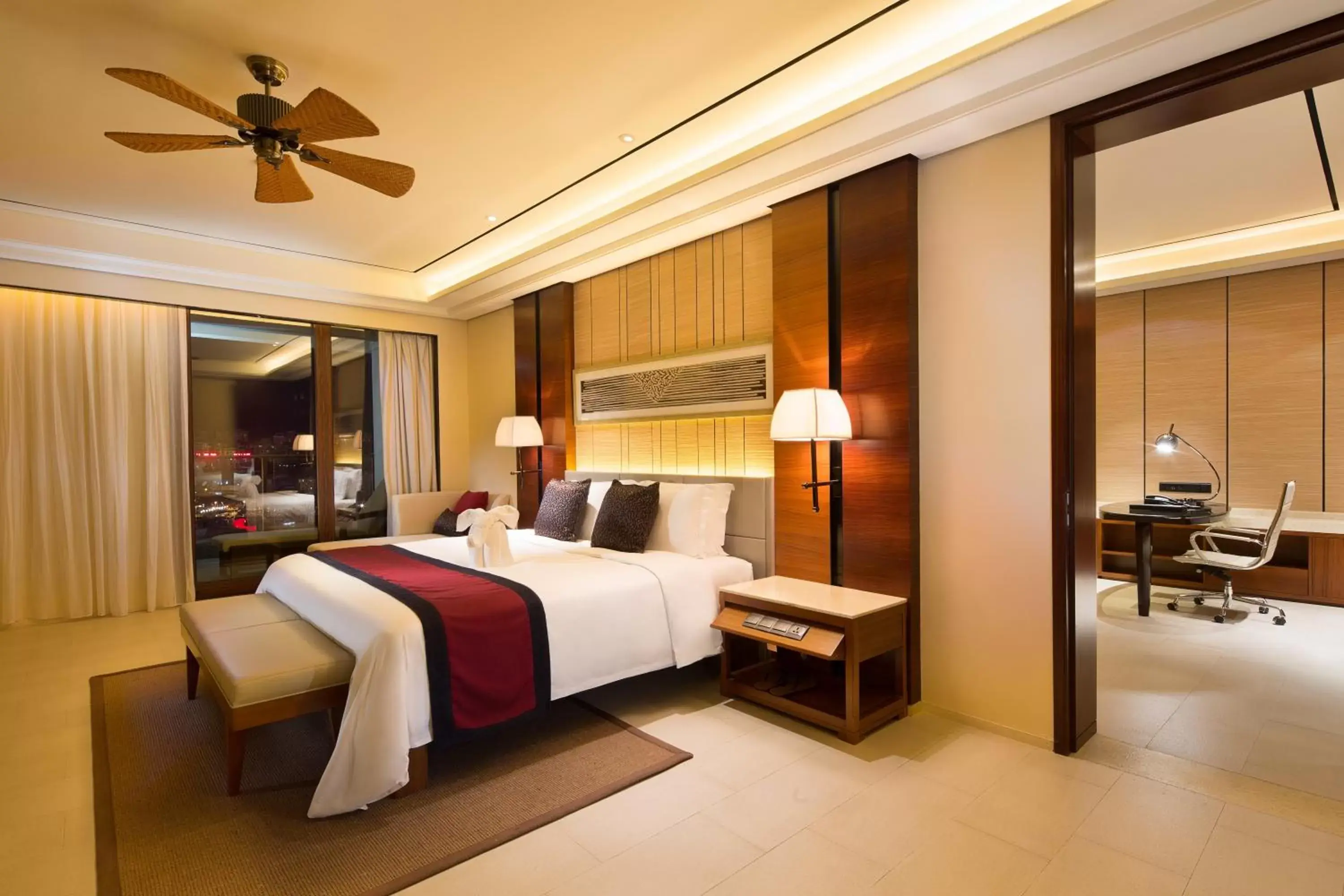 Photo of the whole room, Bed in Crowne Plaza Sanya City Center, an IHG Hotel