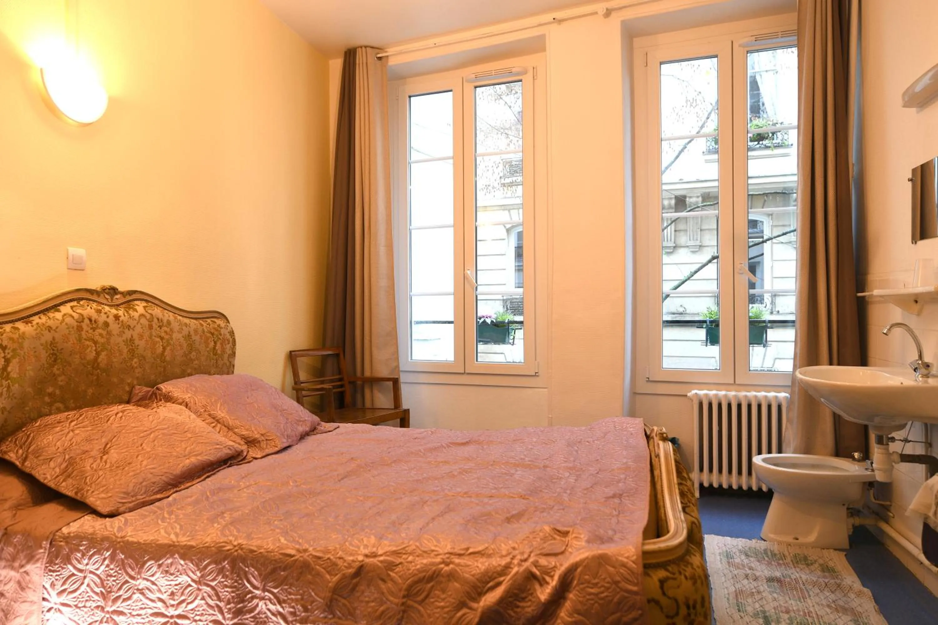 Bed in Hotel d'Orléans Paris Gare de l'Est