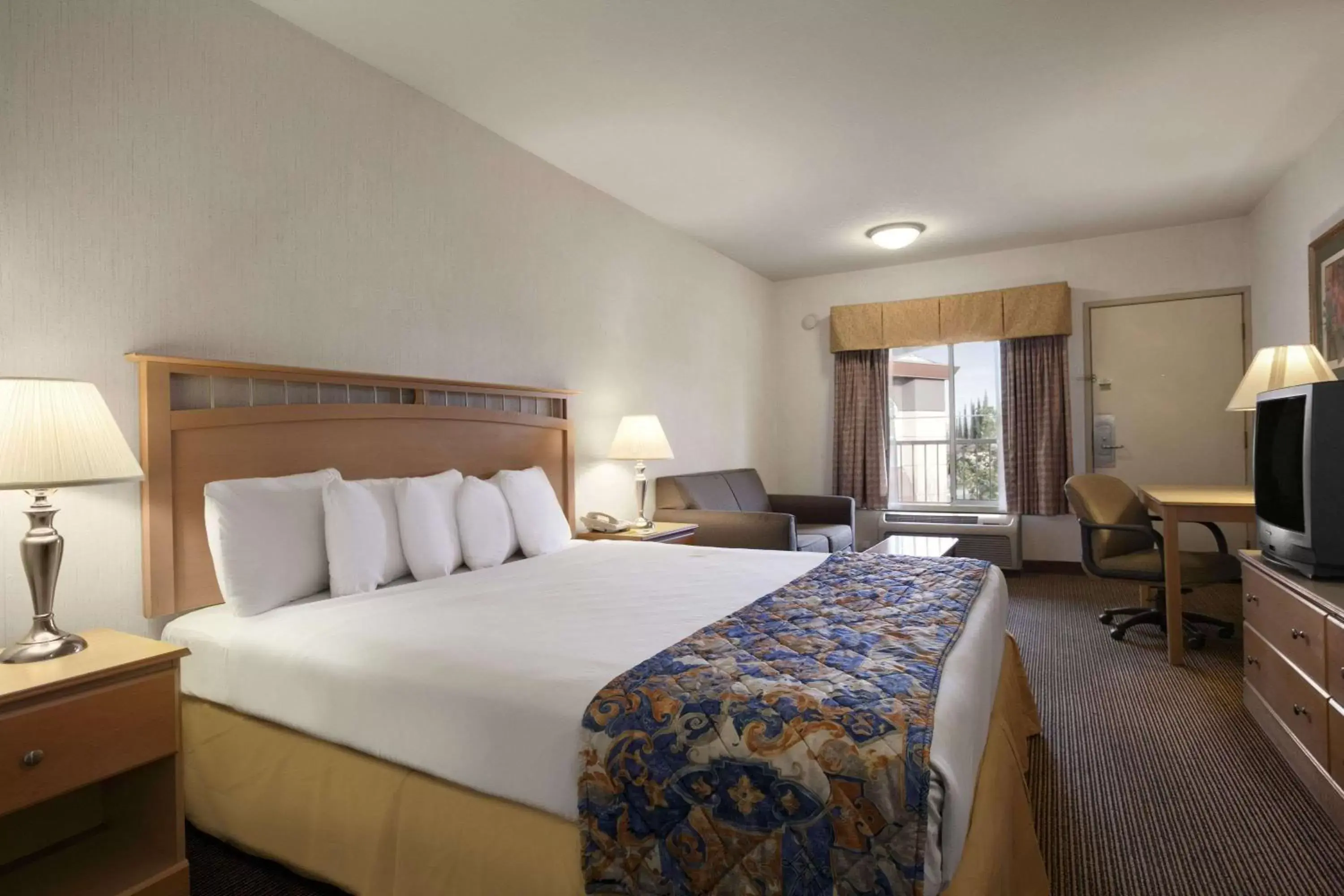 Photo of the whole room, Bed in Days Inn by Wyndham Rocklin/Sacramento