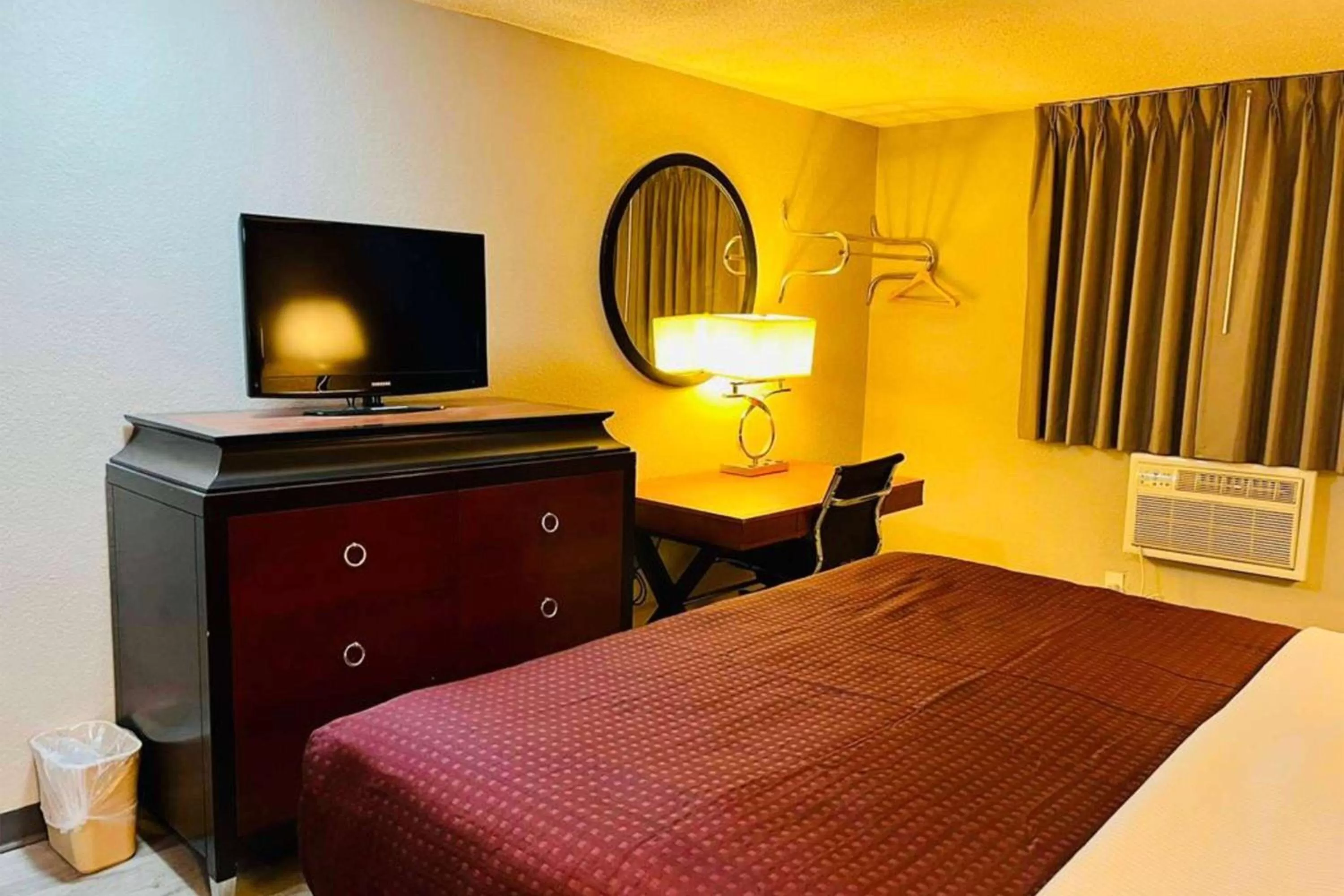 Photo of the whole room, Bed in Super 8 by Wyndham Benton Harbor St Joseph