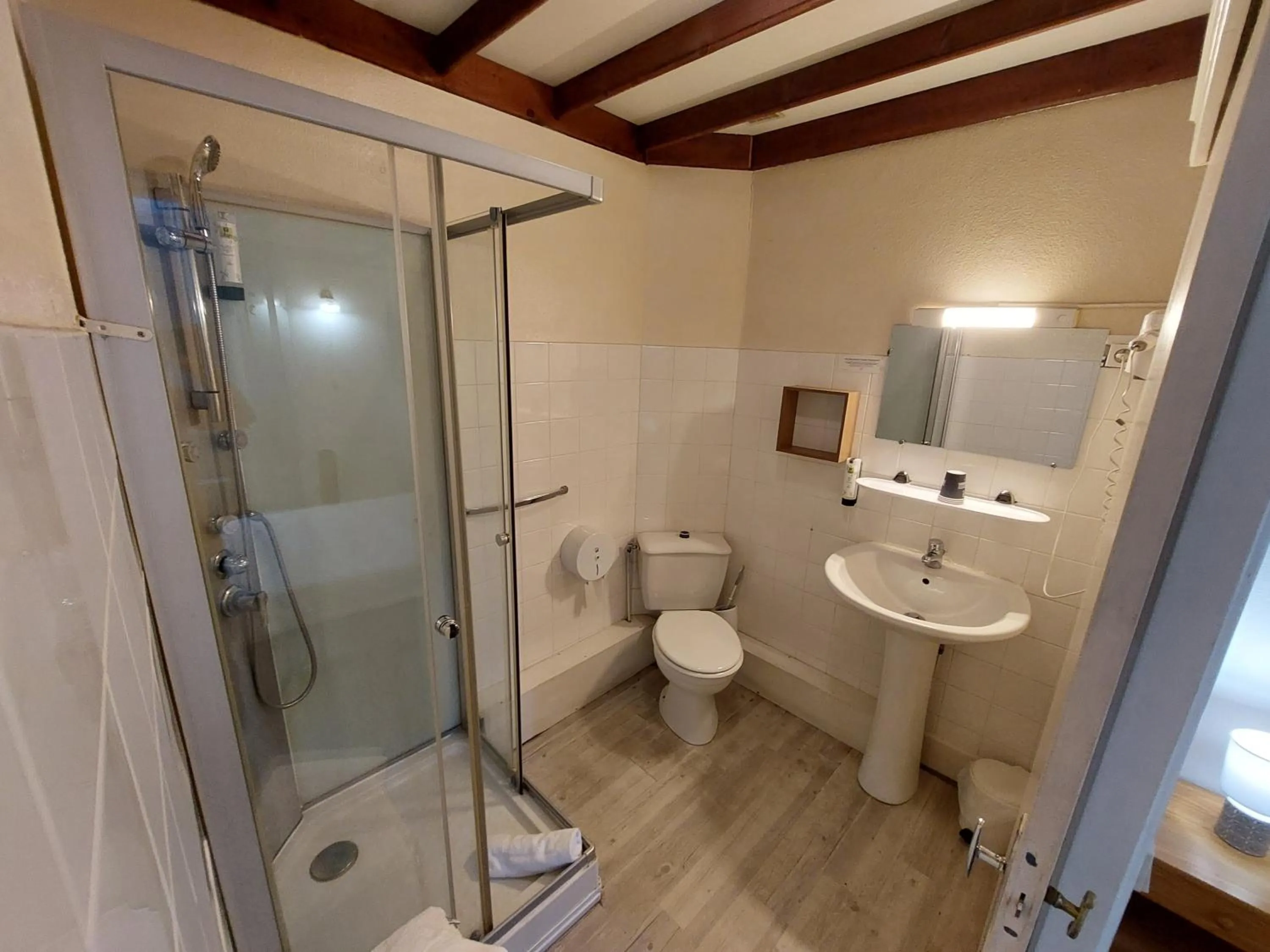 Shower in Logis Hotels - Hôtel Le Boulevard