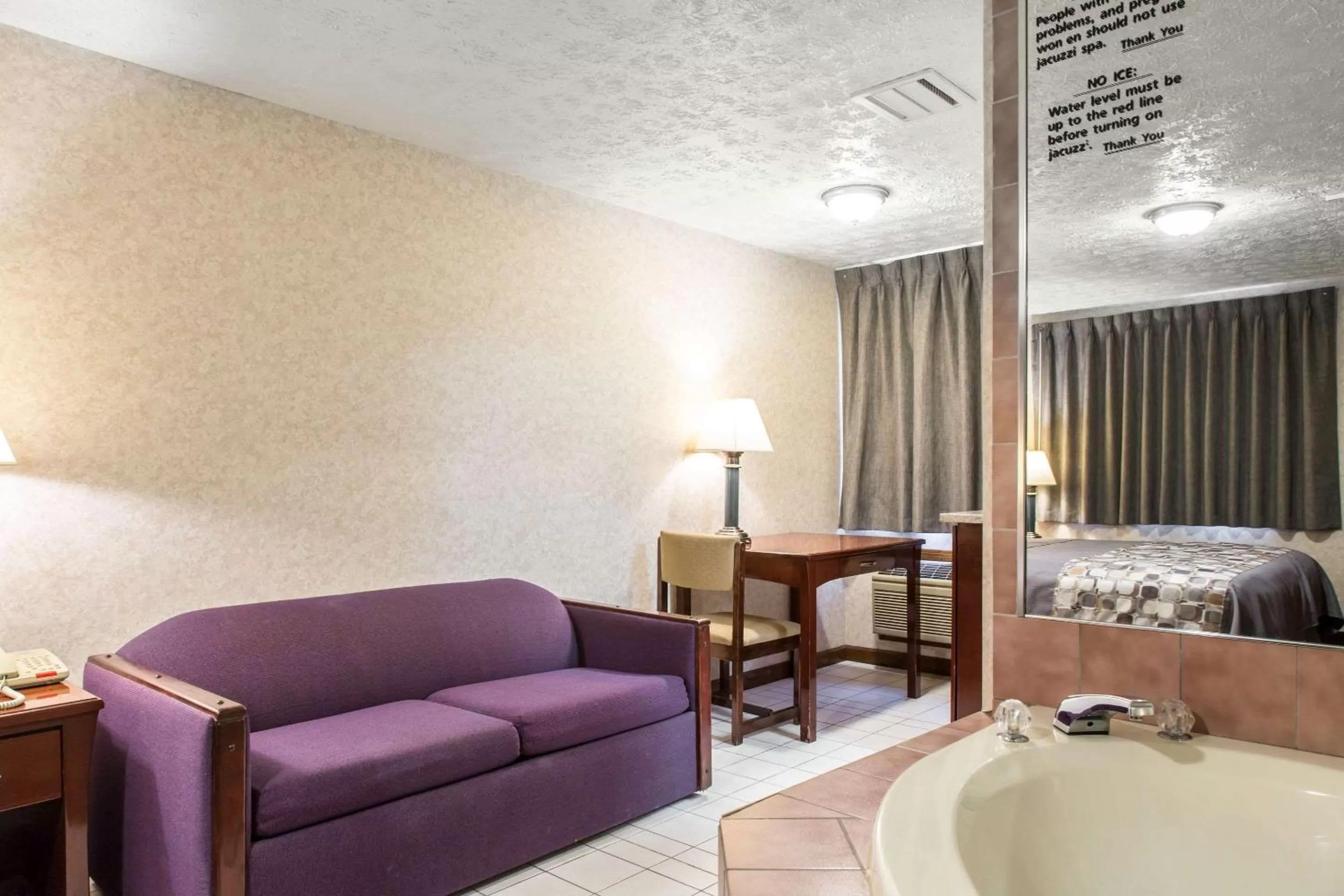 Photo of the whole room, Bed in Rodeway Inn & Suites Branford - Guilford