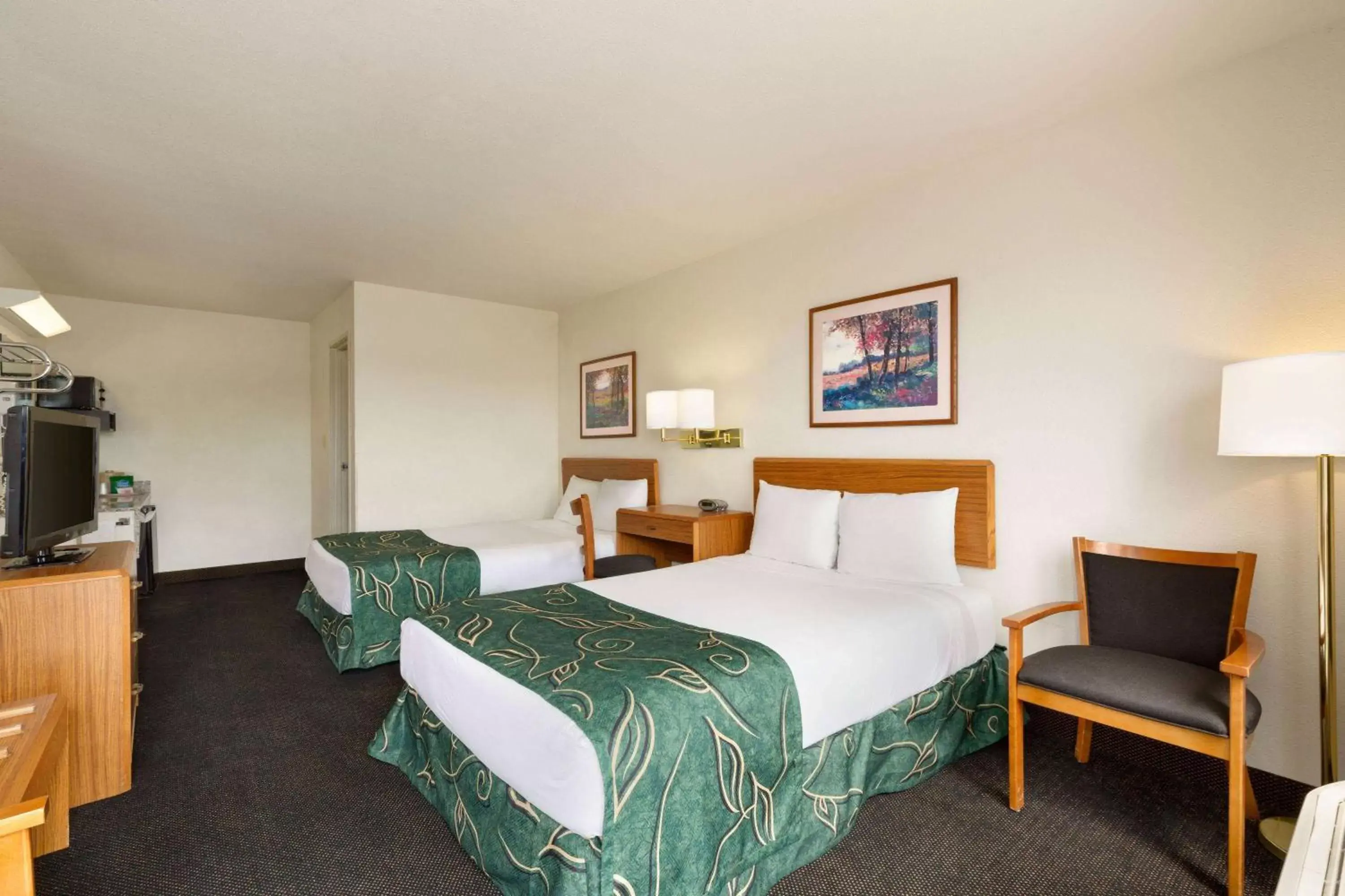 Photo of the whole room, Bed in Travelodge by Wyndham Sharon Springs