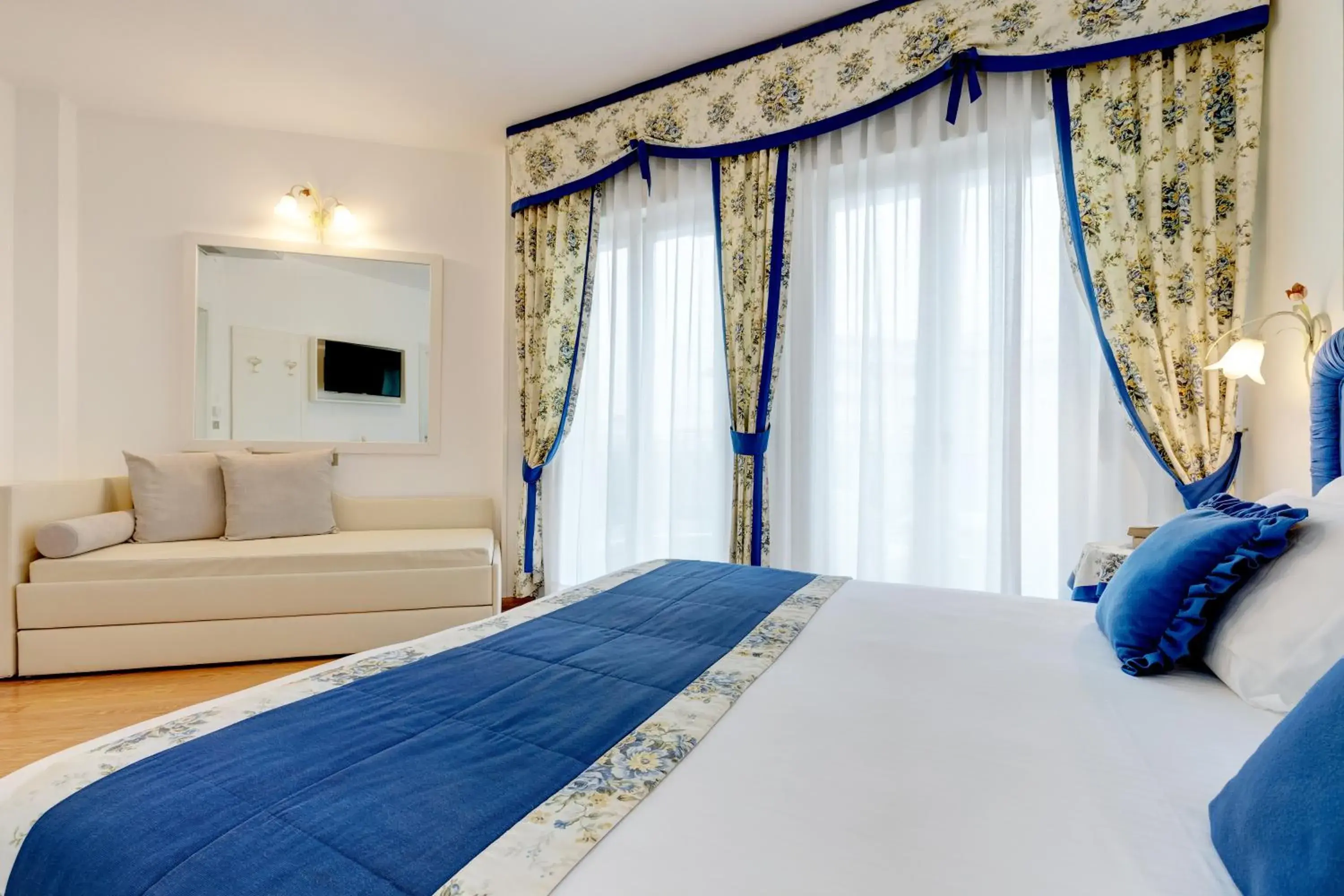 Bedroom, Bed in Hotel Cavalieri Palace