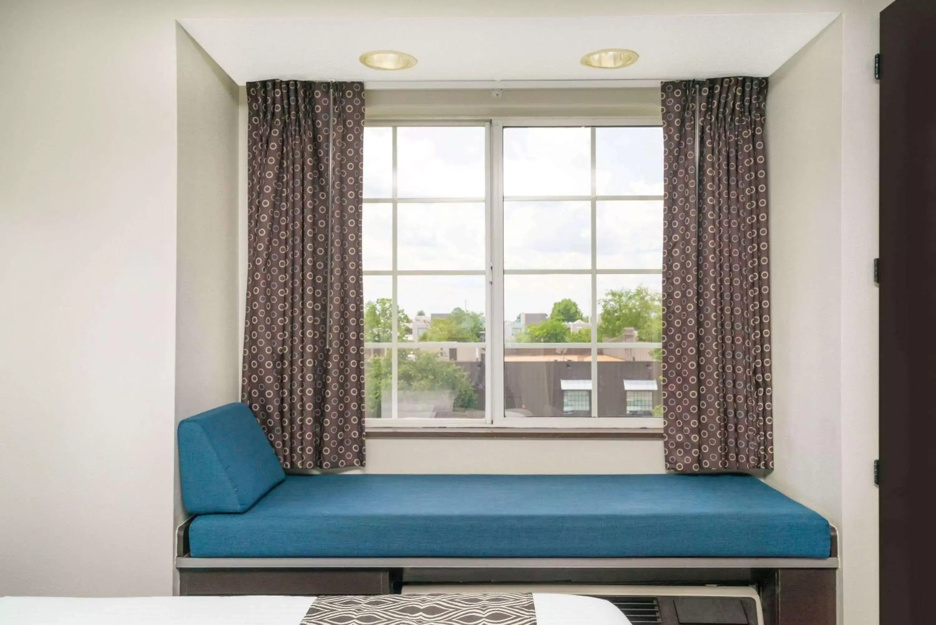 Photo of the whole room, Seating Area in Microtel Inn Bowling Green