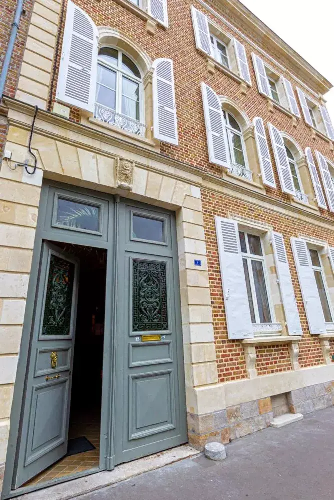 Property Building in Maison Longuevie