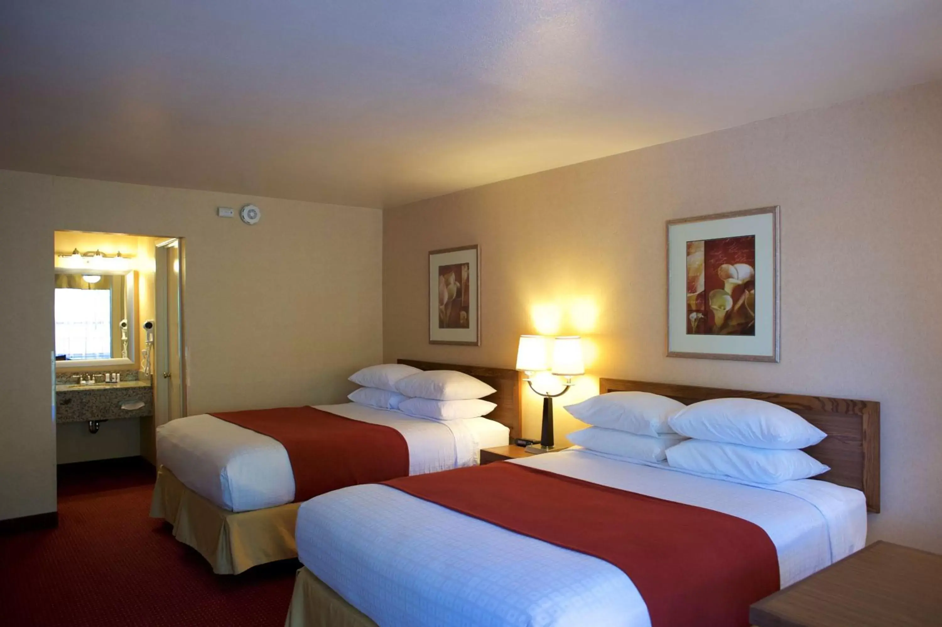 Queen Room with Two Queen Beds - Non-Smoking in Best Western Grants Pass Inn