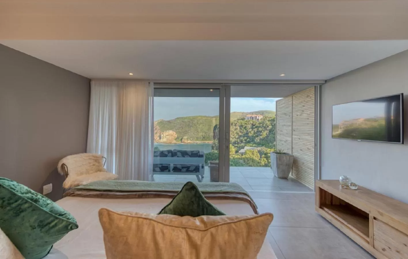 Bedroom in Crown on the Heads