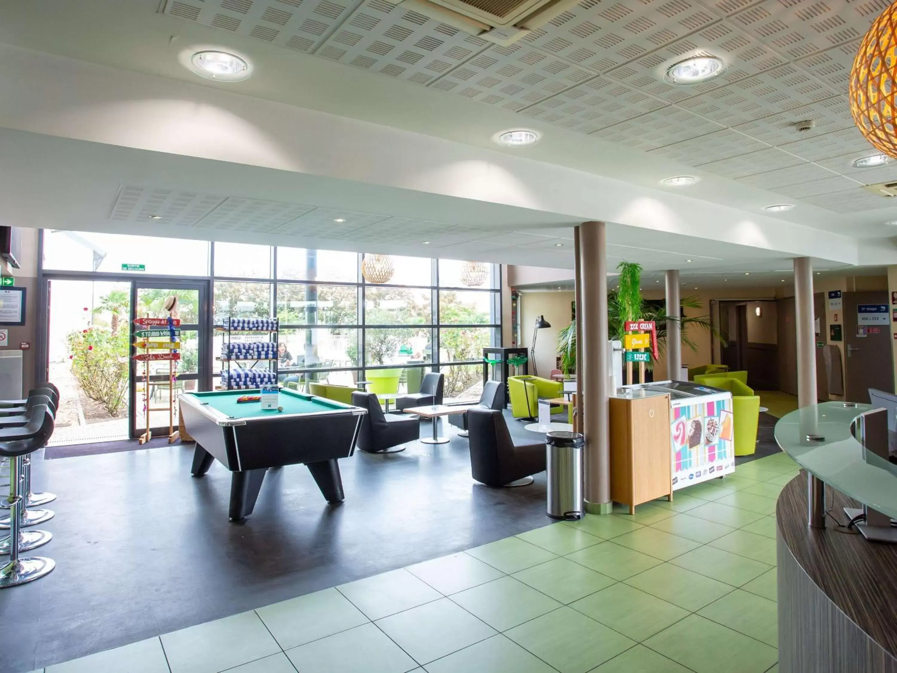 Lounge or bar, Billiards in ibis Styles Bourges