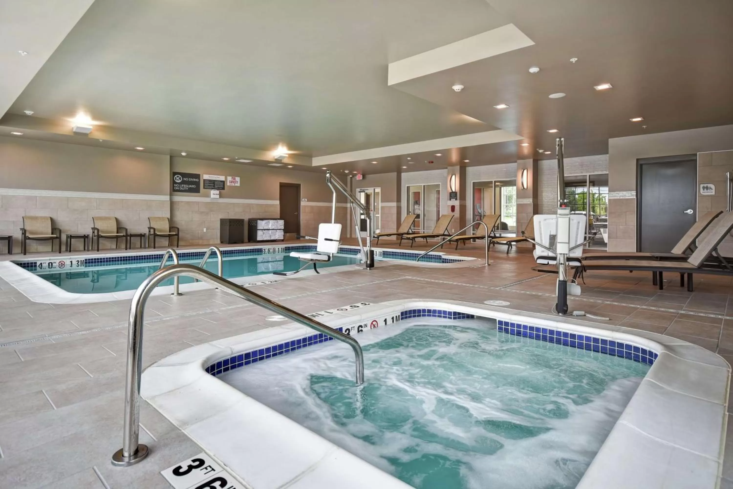 Swimming pool in Hilton Garden Inn Lansing West