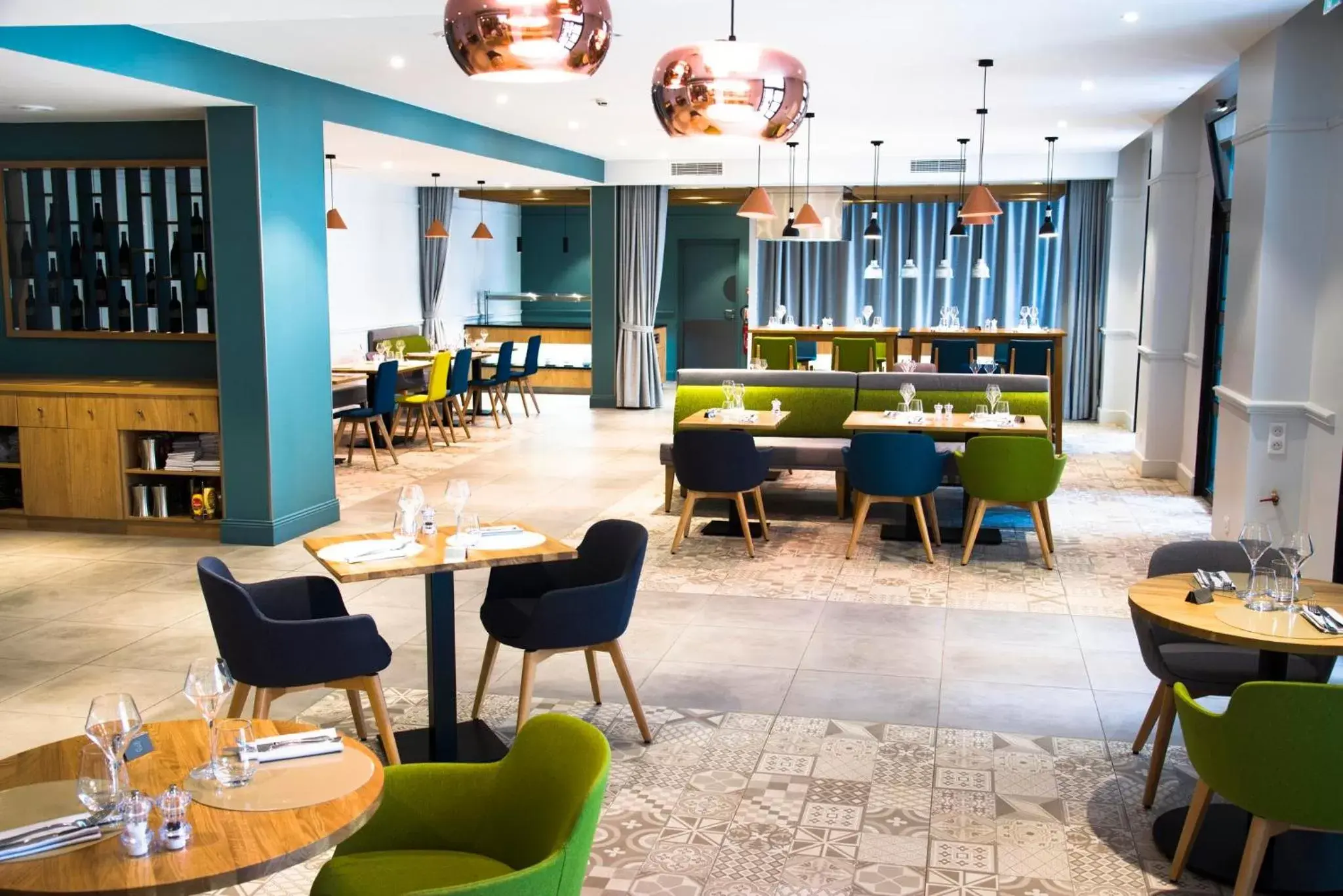 Restaurant/places to eat, Lounge/Bar in Holiday Inn Calais Coquelles, an IHG Hotel