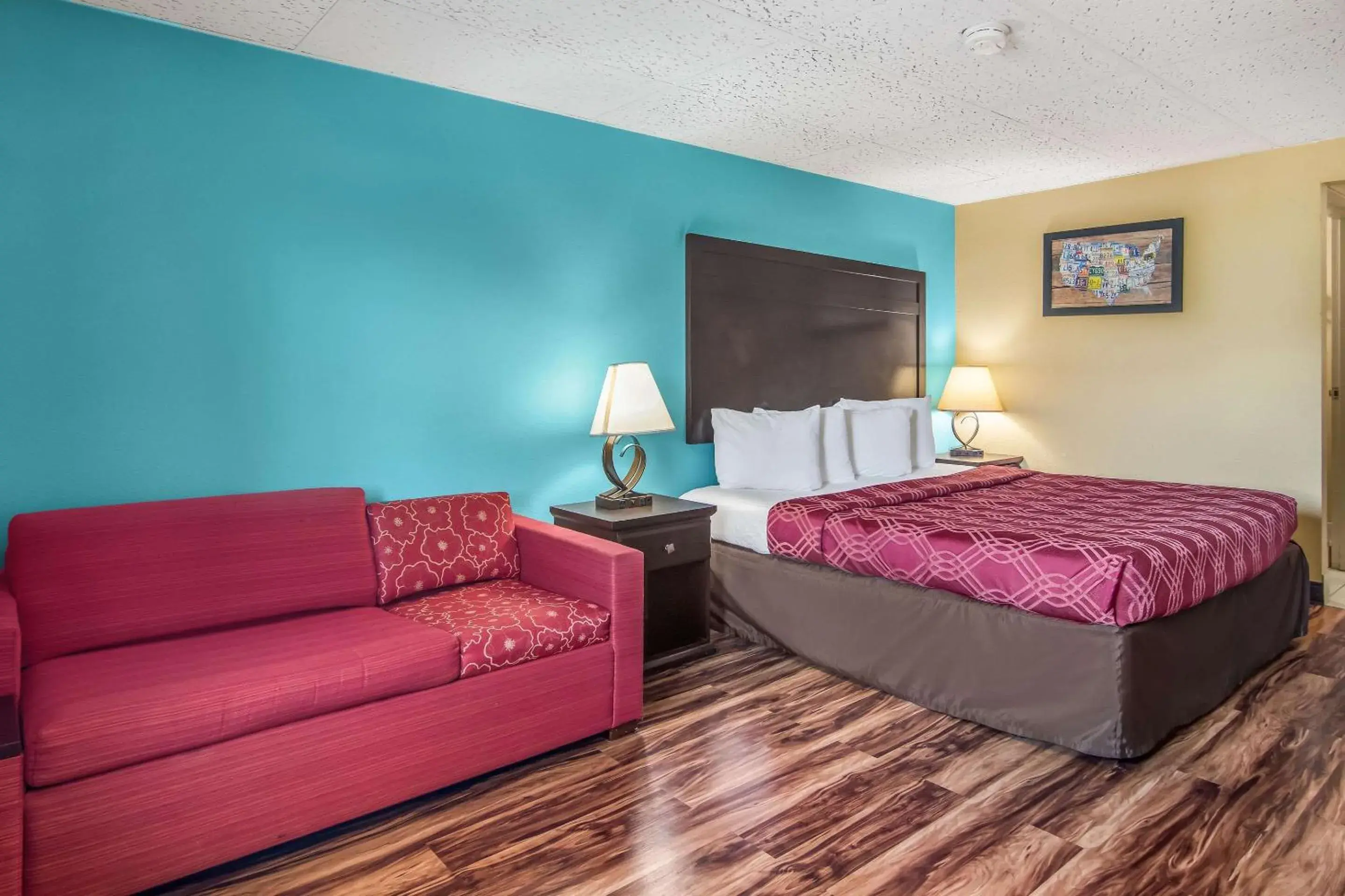 Photo of the whole room, Bed in Econo Lodge Hotel Bradford