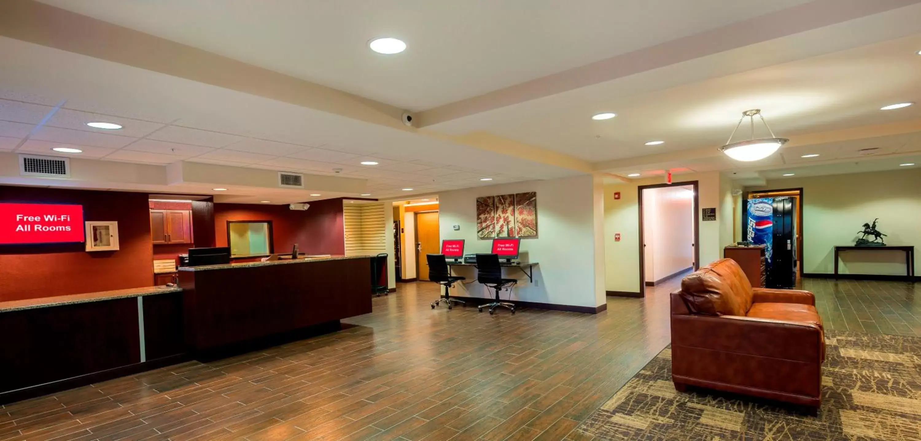 Lobby or reception, Lounge/Bar in Red Roof Inn PLUS+ & Suites Malone