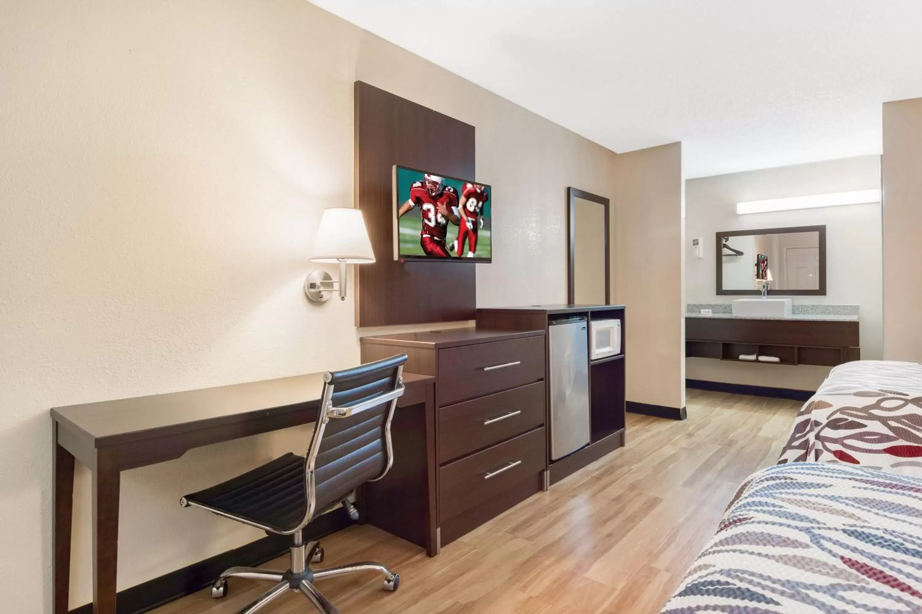 Photo of the whole room, TV/Entertainment Center in Red Roof Inn Acworth - Emerson - LakePoint South