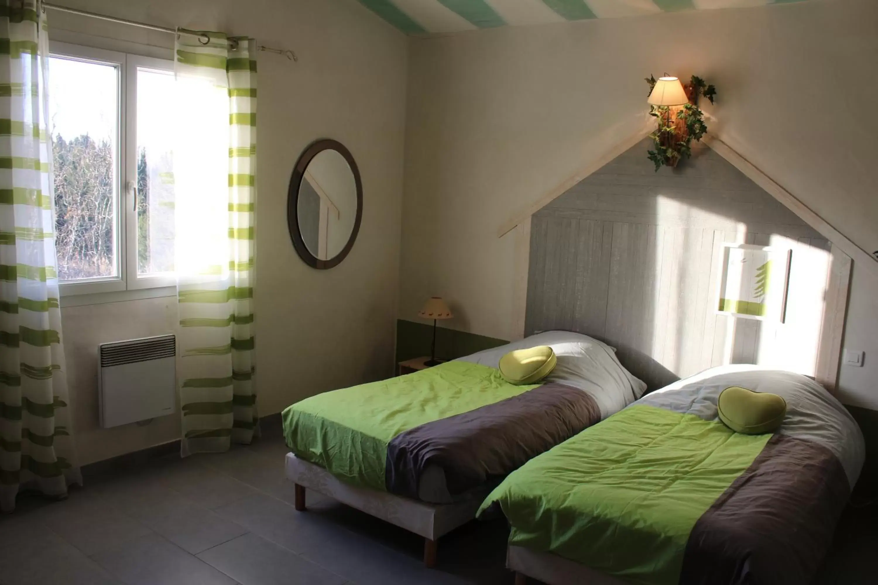 Bedroom, Bed in La Sarriette, Chambres d'hôtes et gîte d'étape à Eygalieres 13810