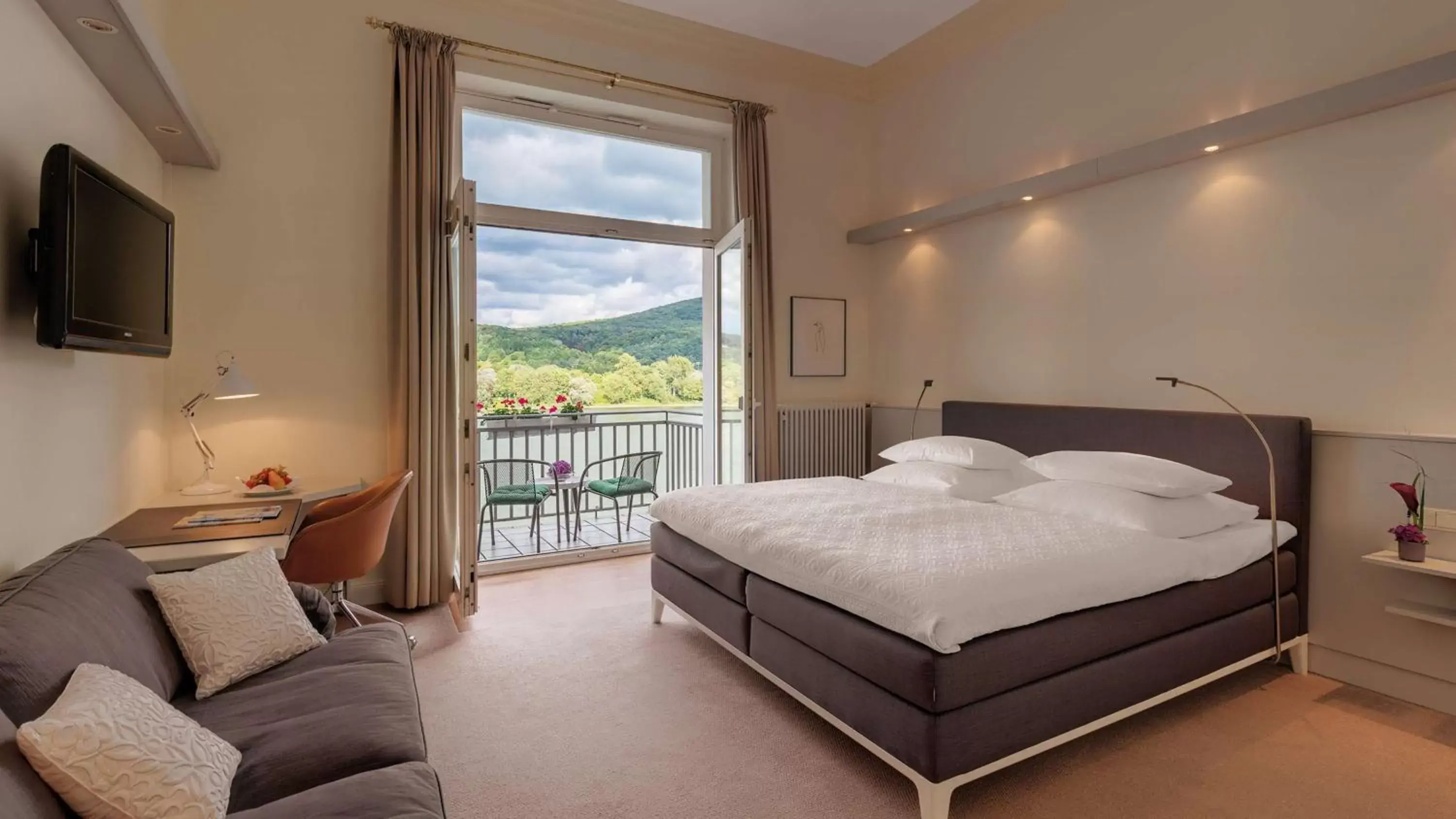 Comfort Double Room with River View and balcony in Rheinhotel Dreesen Comfort Double Room with River View and balcony in Rheinhotel Dreesen