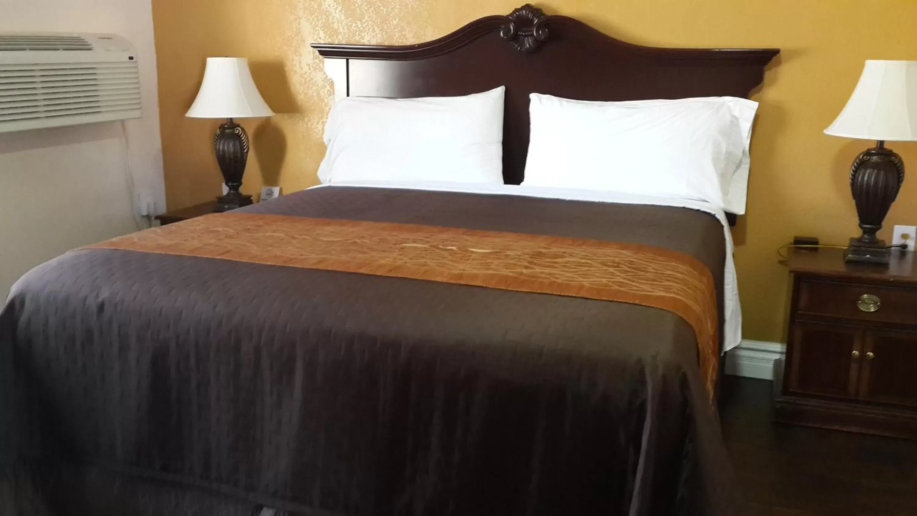 Bed in American Regency Inn