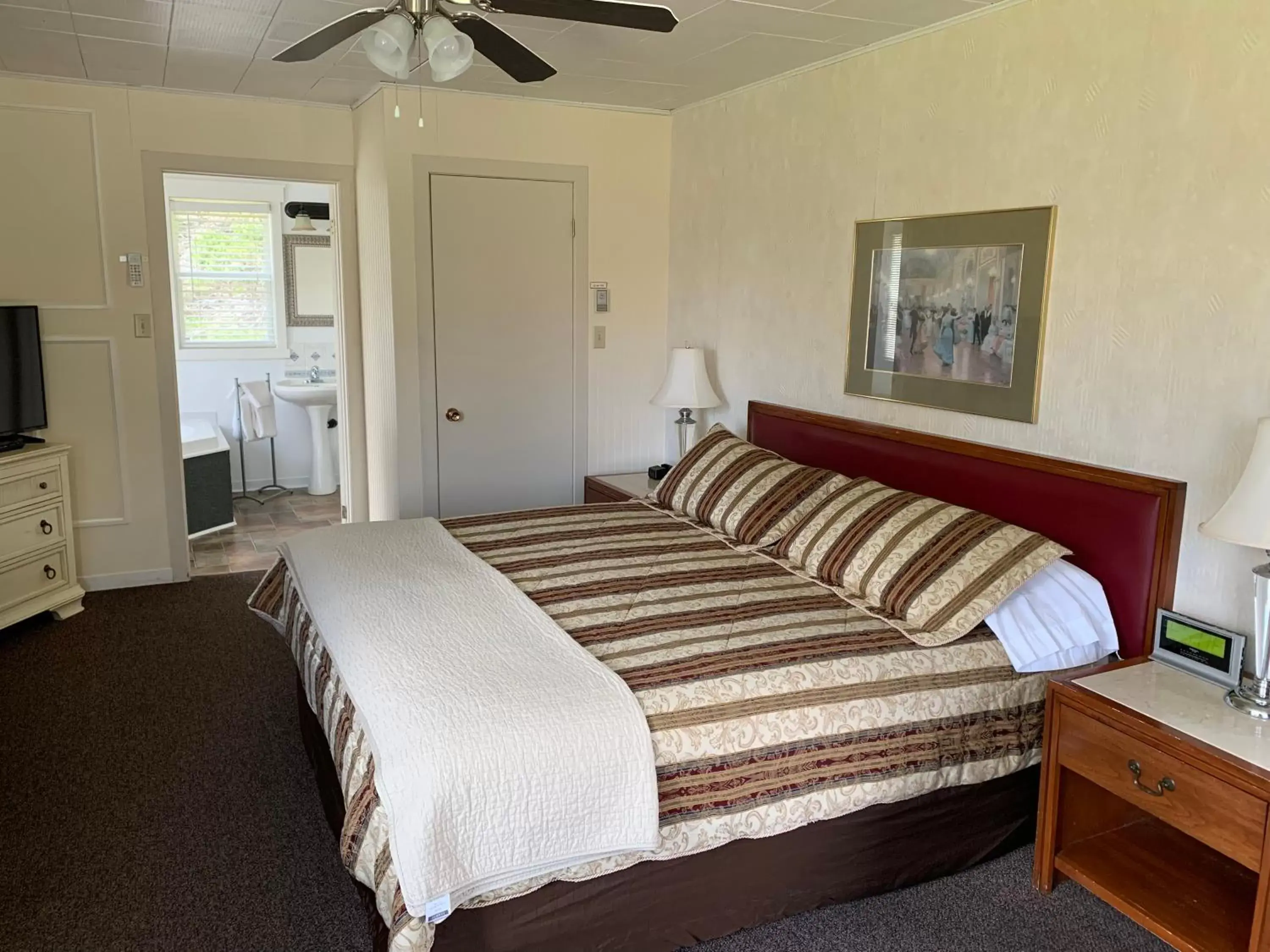 Bed in The Lionstone Inn Motel and Cottages