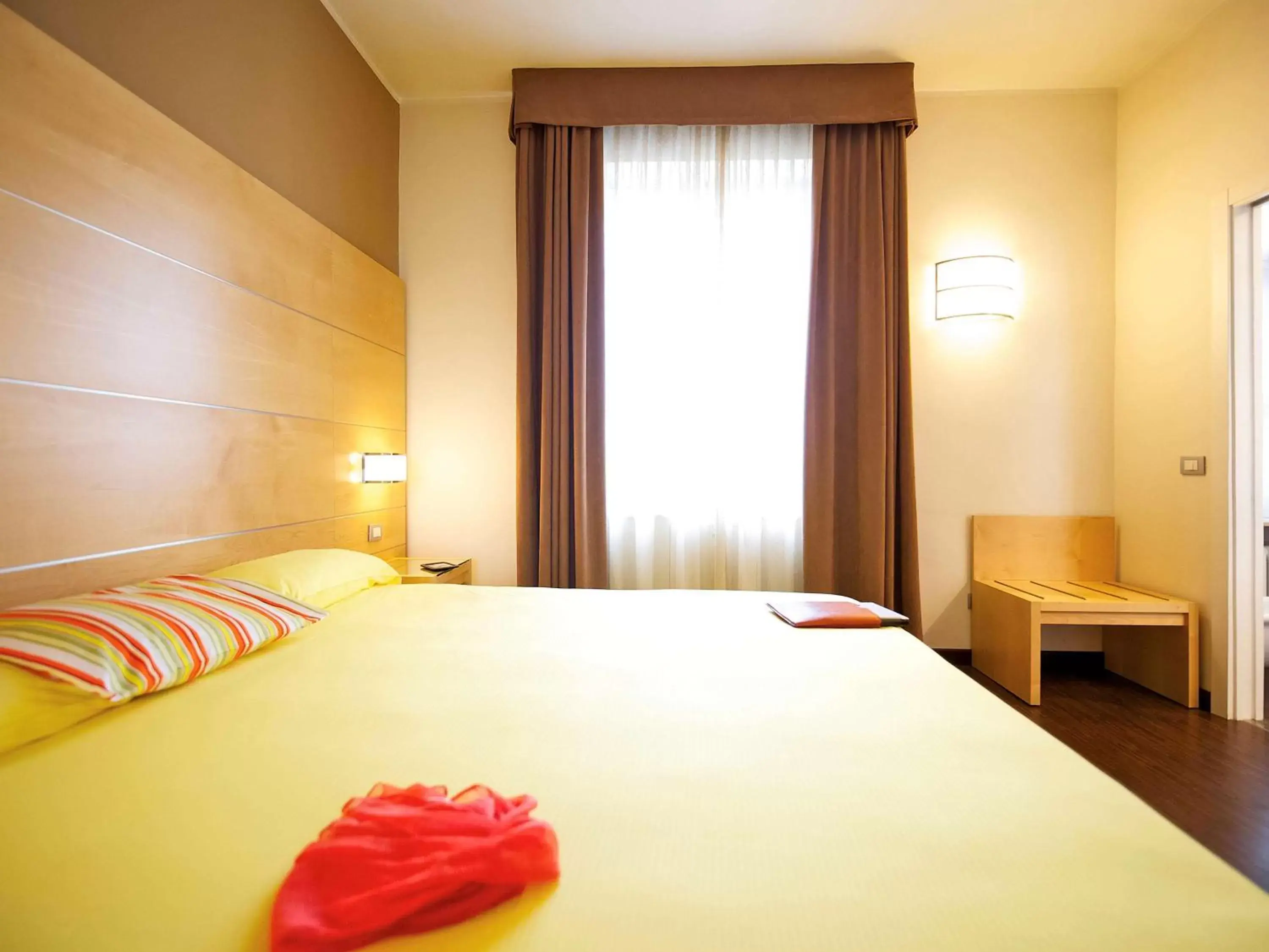 Photo of the whole room, Bed in Ibis Styles Parma Toscanini