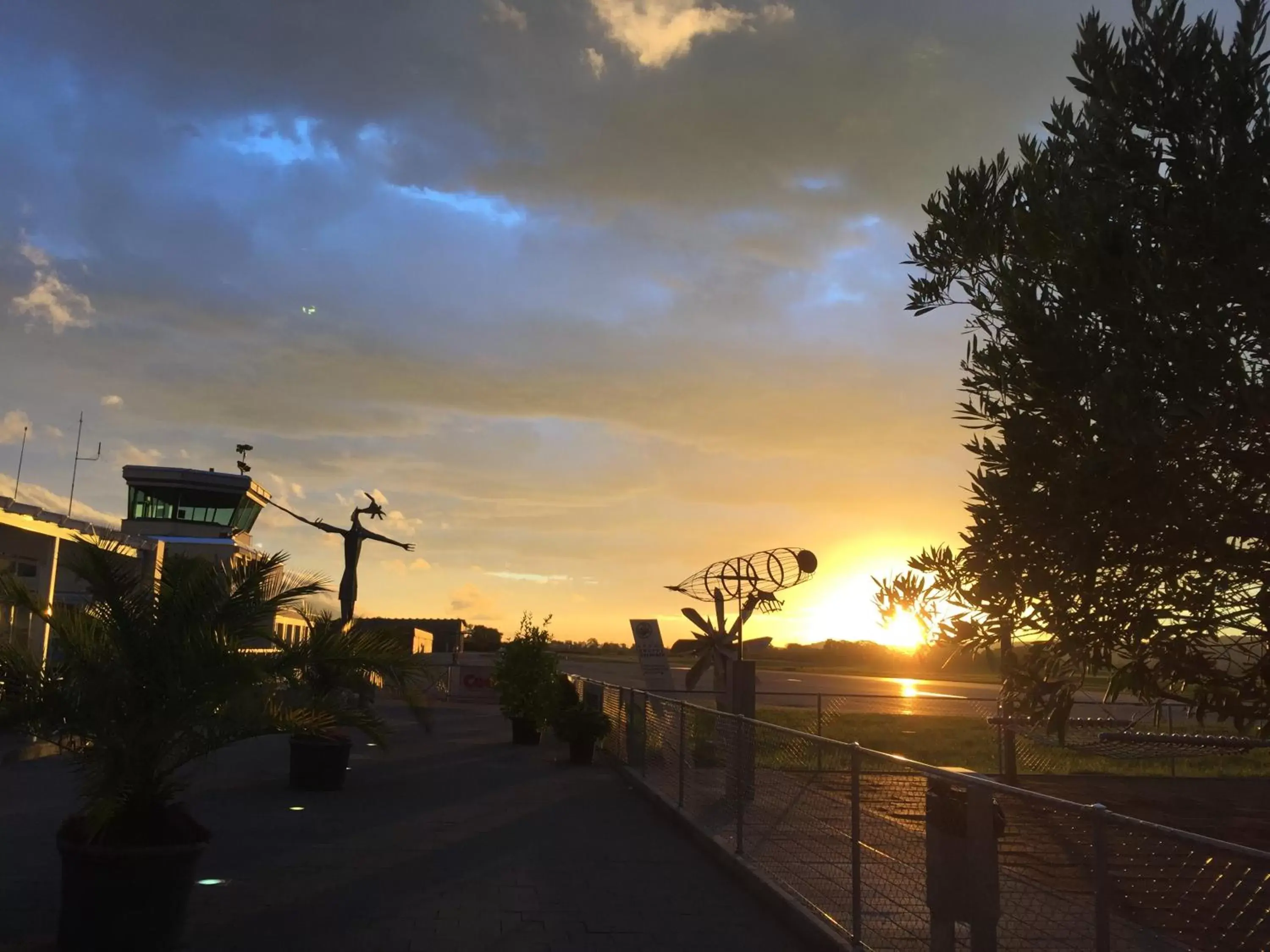 Neighbourhood, Sunrise/Sunset in Airporthotel Grenchen