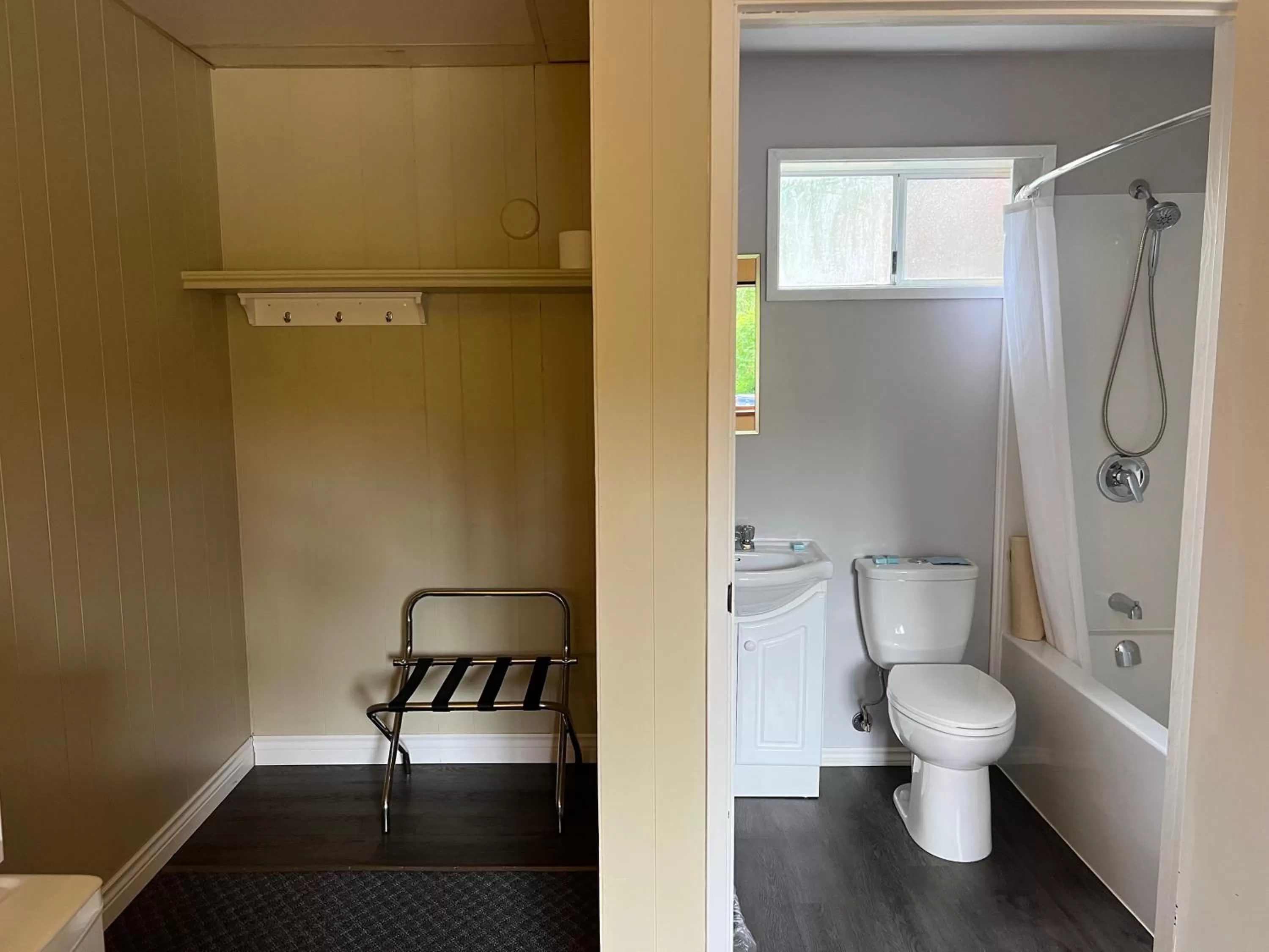 Pioneer Inn by the River