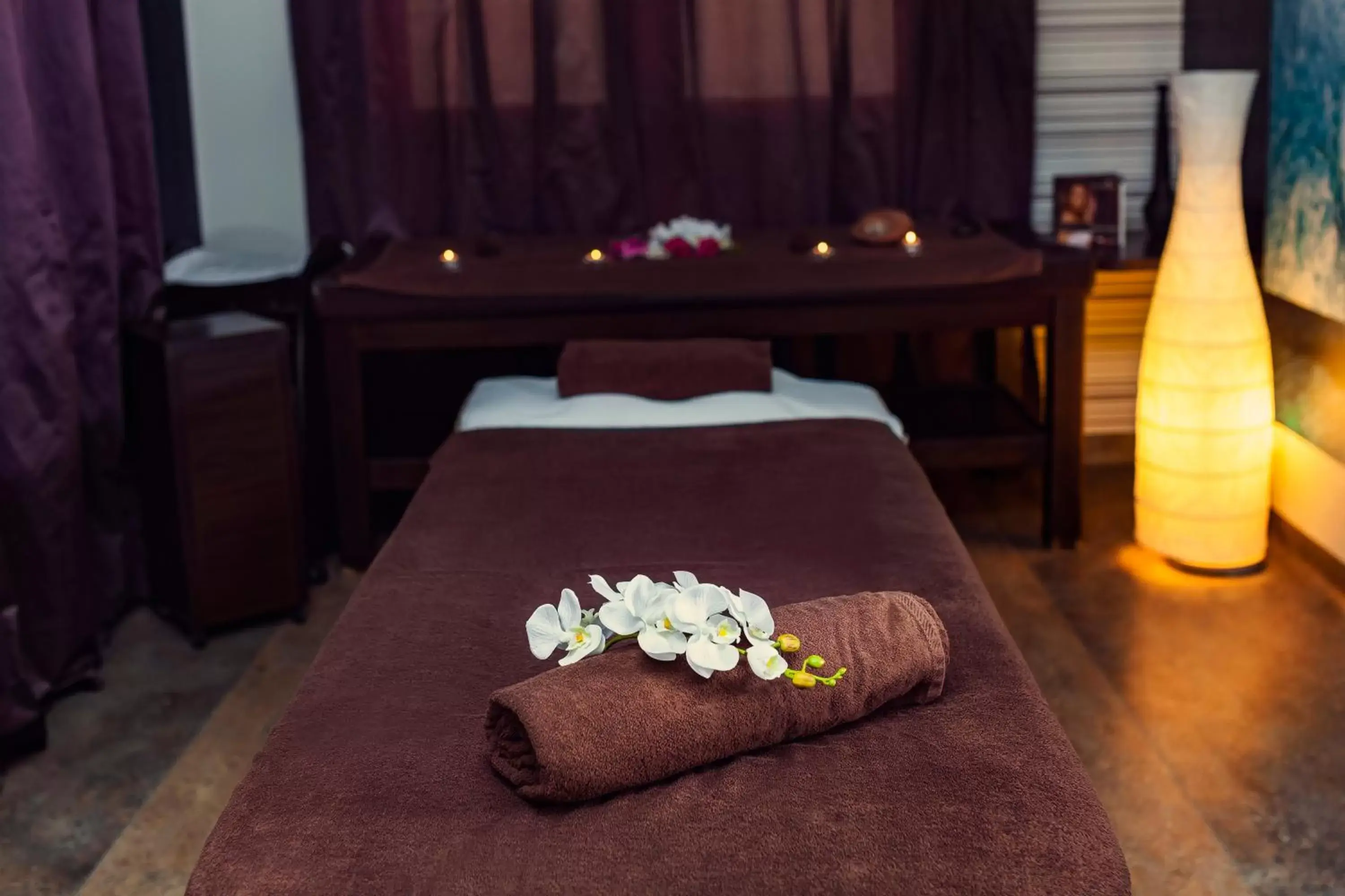 Massage, Bed in Arka Medical Spa