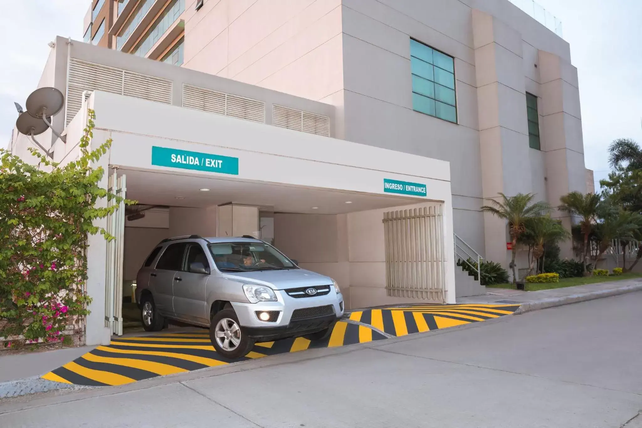 Property building in Holiday Inn Guayaquil Airport by IHG Property building in Holiday Inn Guayaquil Airport by IHG