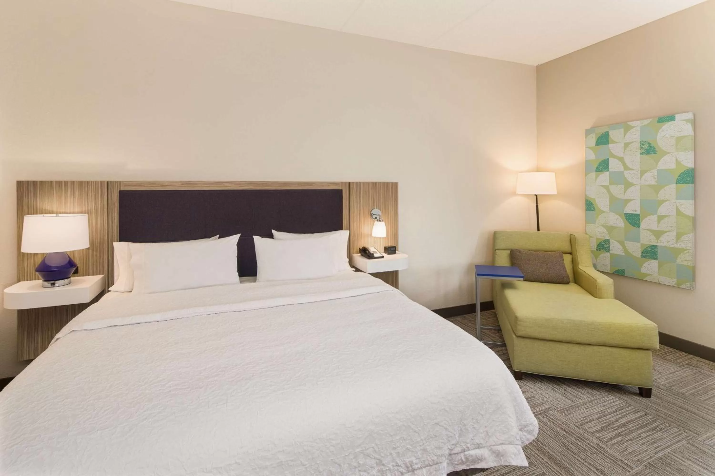 Living room, Bed in Hampton Inn Lagrange near Callaway Gardens