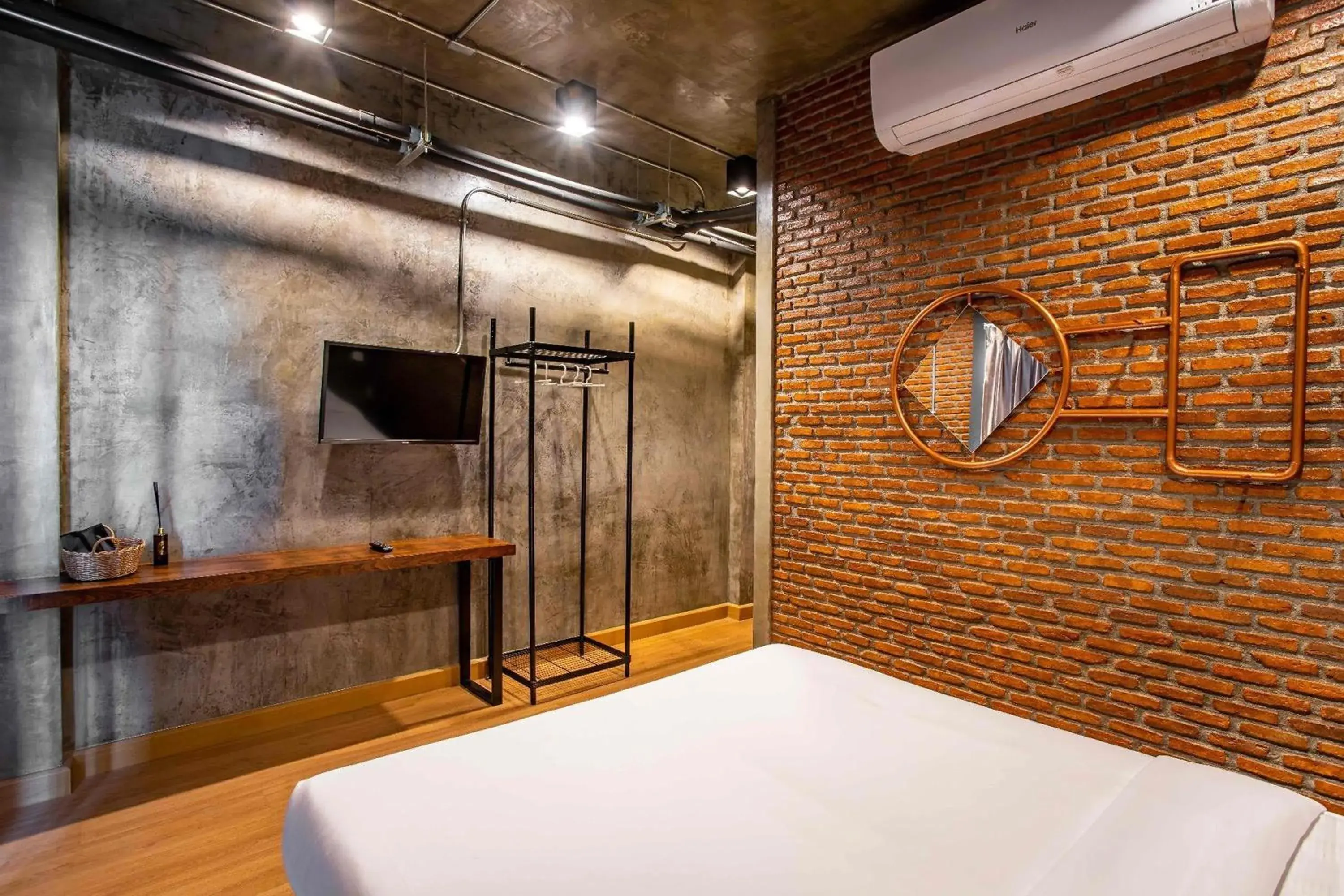 Bed, TV/Entertainment Center in Kaen Hostel