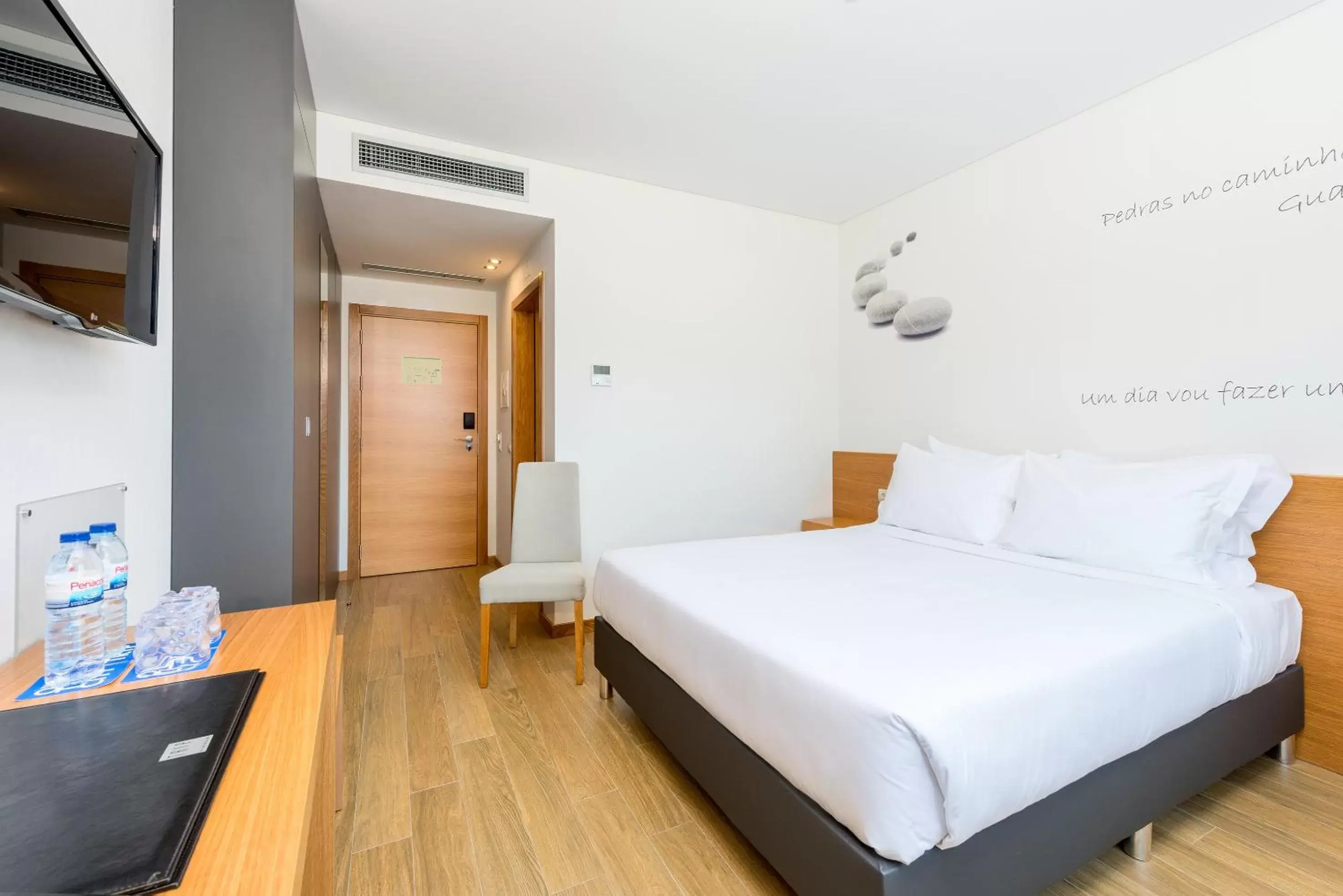 Photo of the whole room, Bed in TRYP by Wyndham Leiria